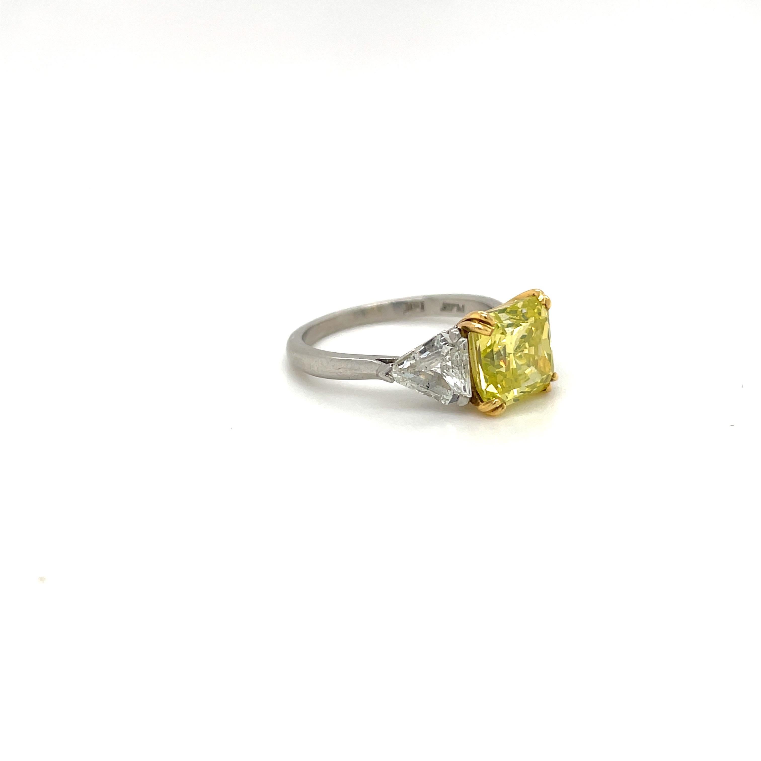GIA Natural Fancy Intense 3.06Ct. Chartreuse Radiant Diamond In New Condition For Sale In New York, NY
