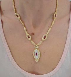 Collana NYC in oro giallo 18 carati con diamante da 11,84 carati e rubino da 3,15 carati