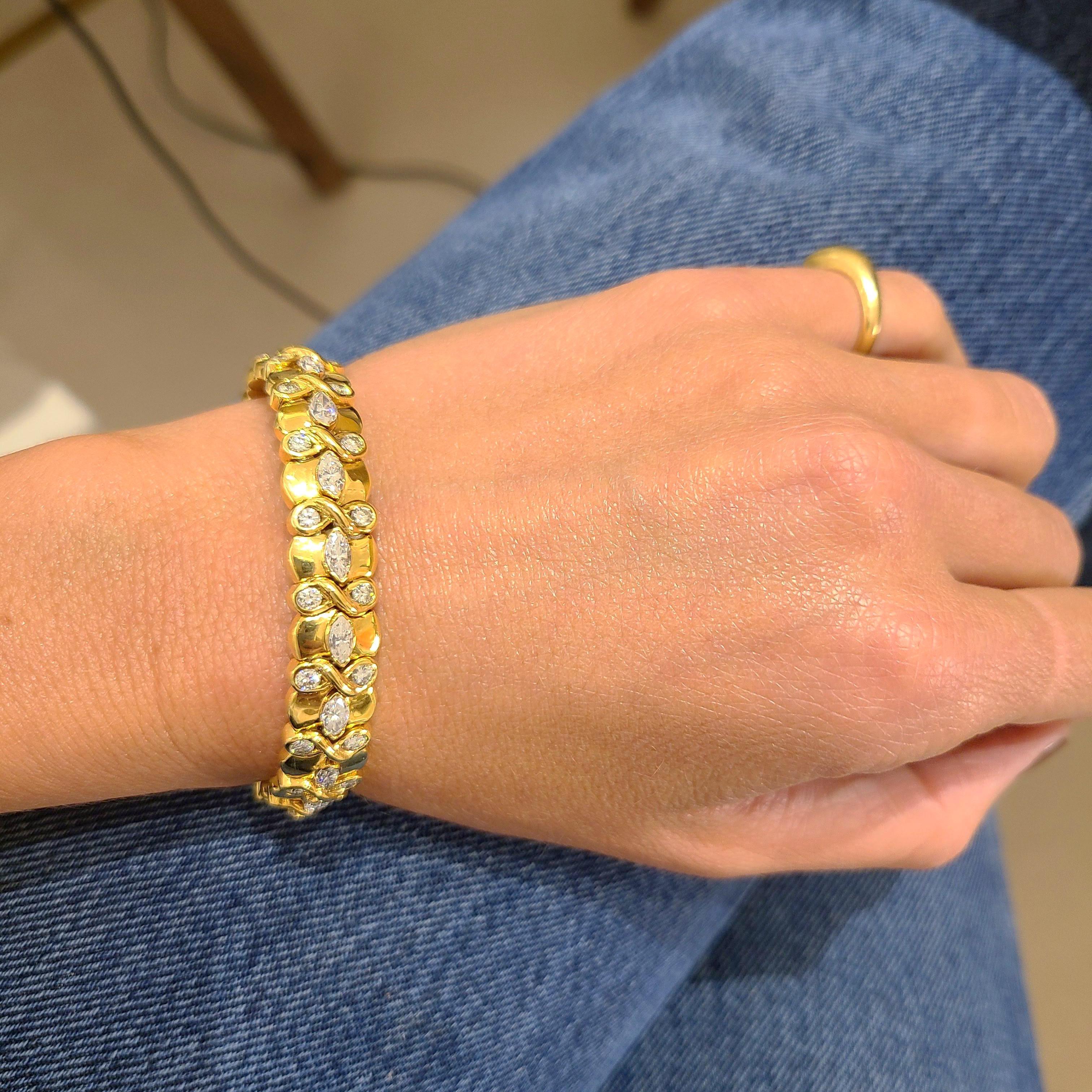 Cellini NYC Manschettenarmband aus 18 Karat Gelbgold. Das Armband ist mit marquisen und runden Brillanten besetzt. Das Armband misst 2,5
