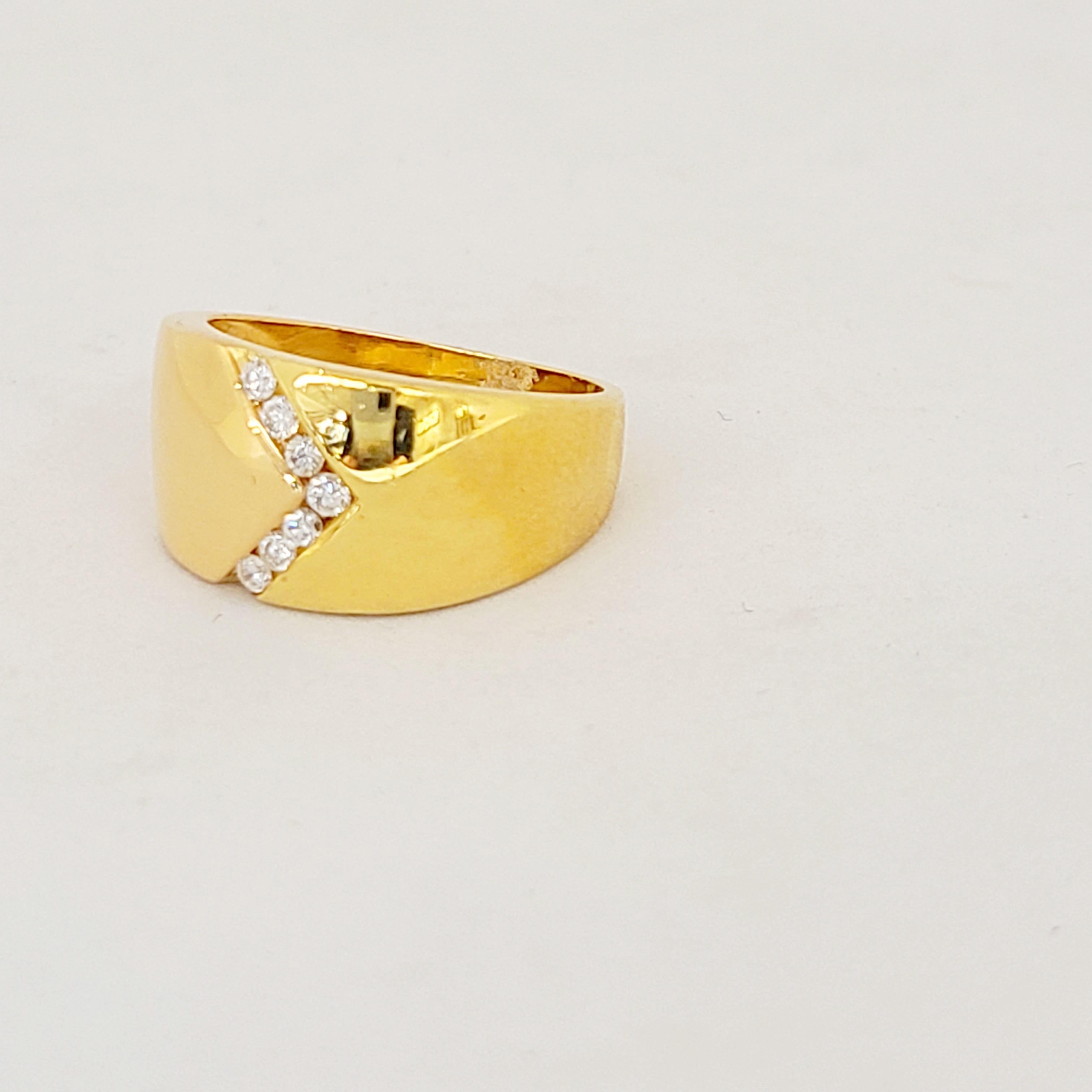 Jolie et brillante bague en or jaune 18kt sertie de 7 diamants ronds de taille brillant dans un motif en V.
Poids du diamant 0,21 carats
Estampillé 750
Taille 7.5 disponible