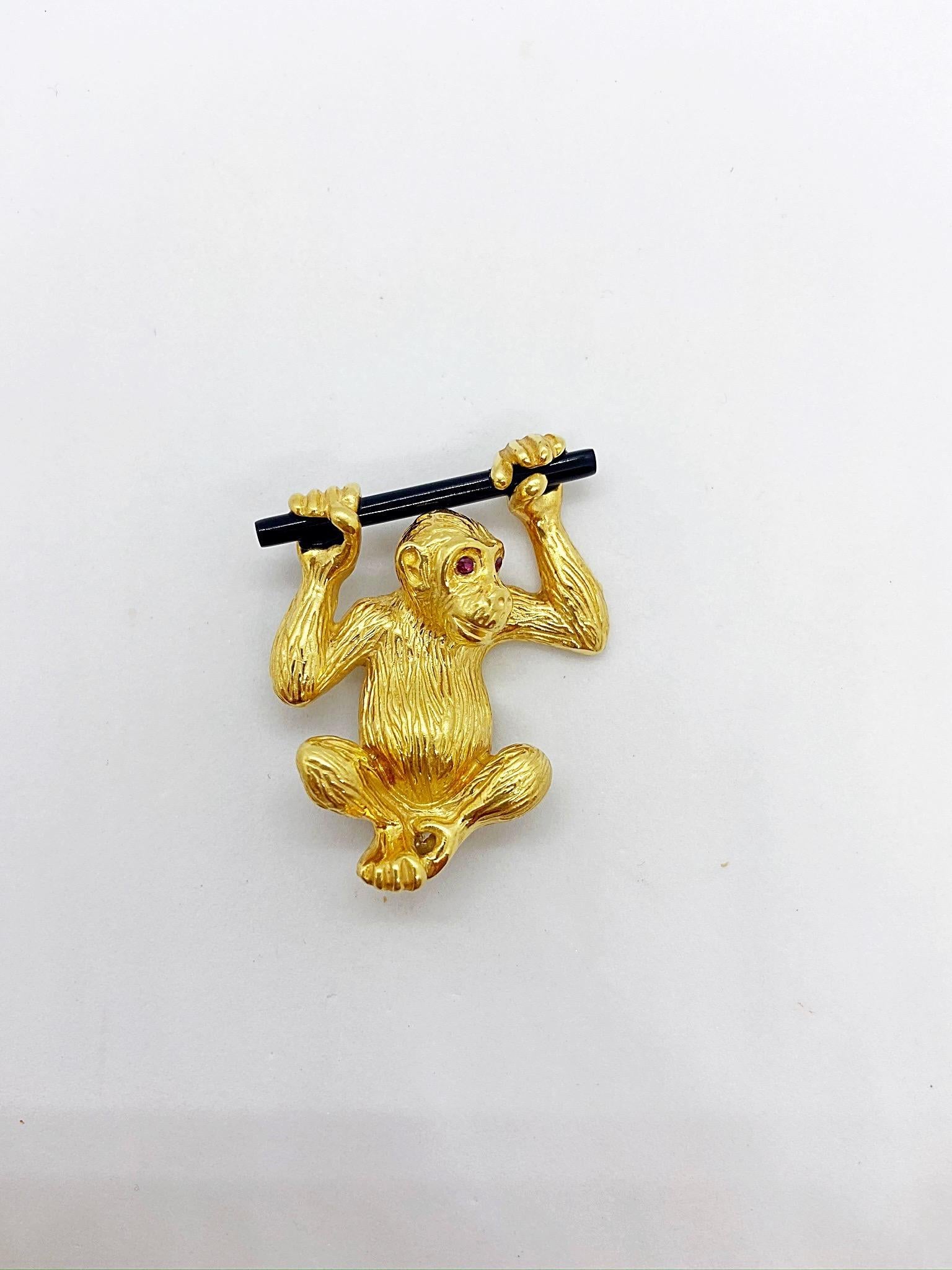 Taille ronde Broche singe NYC en or jaune 18 carats avec onyx et rubis en vente