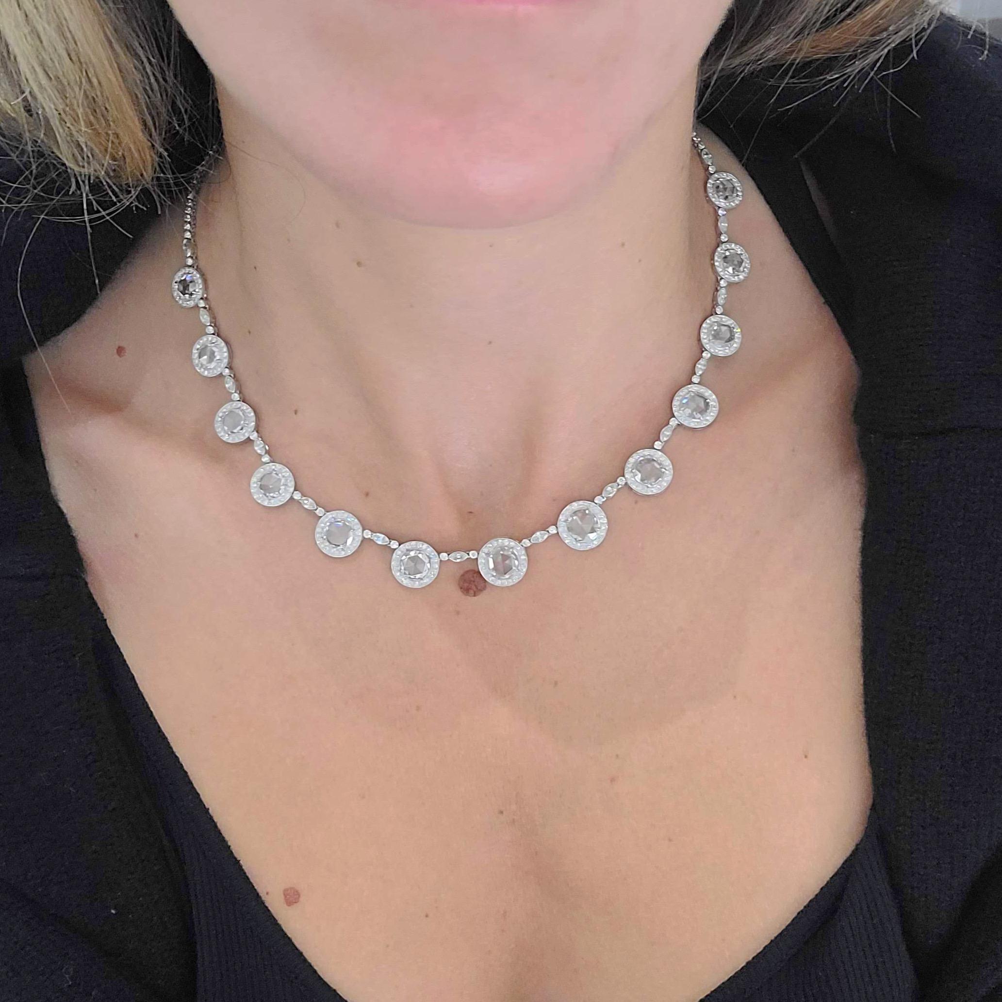 Ce collier de 17 pouces en platine, de Cellini Jewelers NYC, est composé de 13 diamants ronds de taille rose. Chaque diamant est serti en lunette avec des diamants en micro-pavé. La chaîne de diamants est entièrement sertie de brillants ronds et de