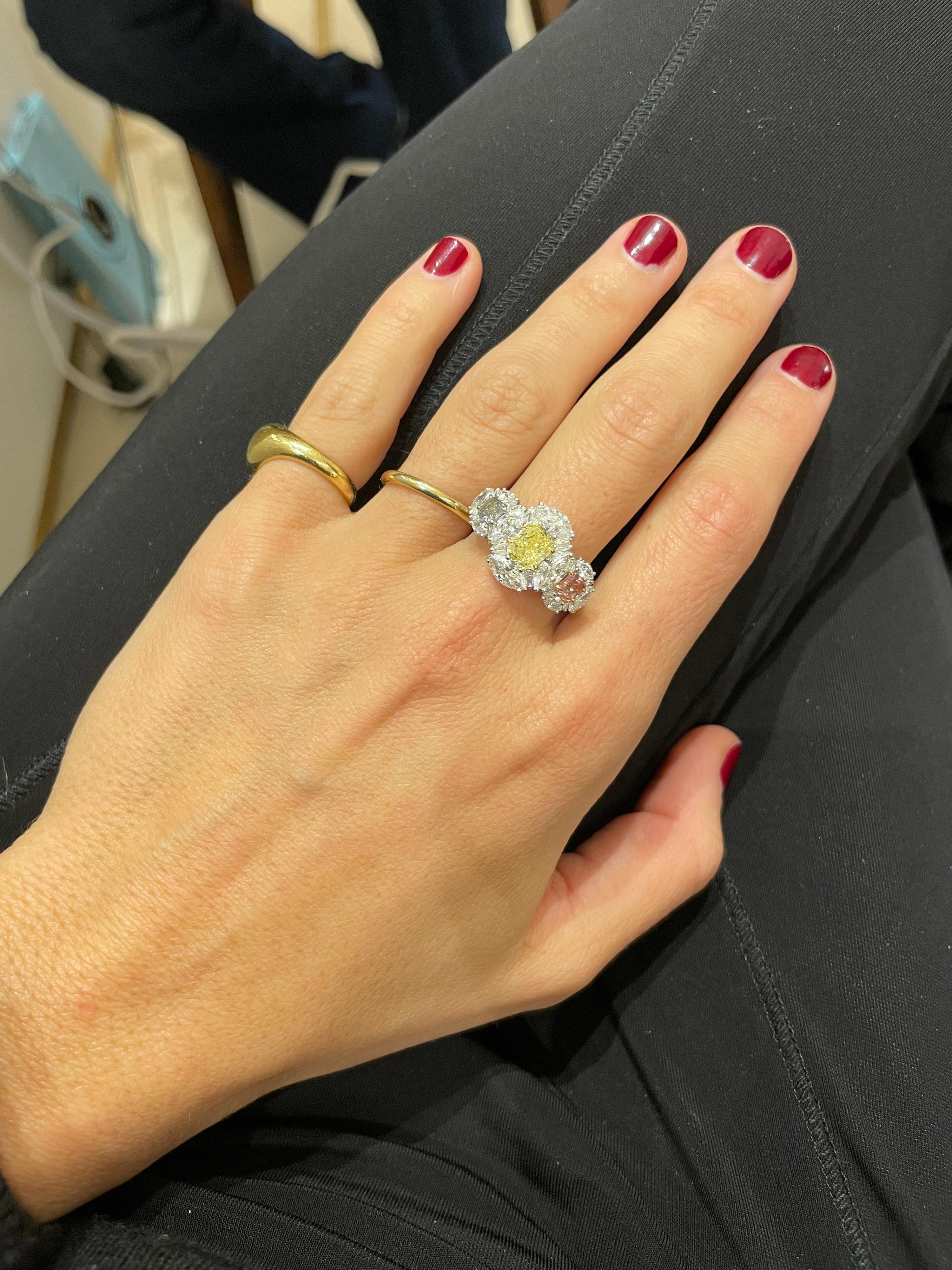 Cellini Jewelers Anillo de Platino con Diamante Amarillo, Rosa y Azul Gris de Corte Fantasía Radiante en venta 4