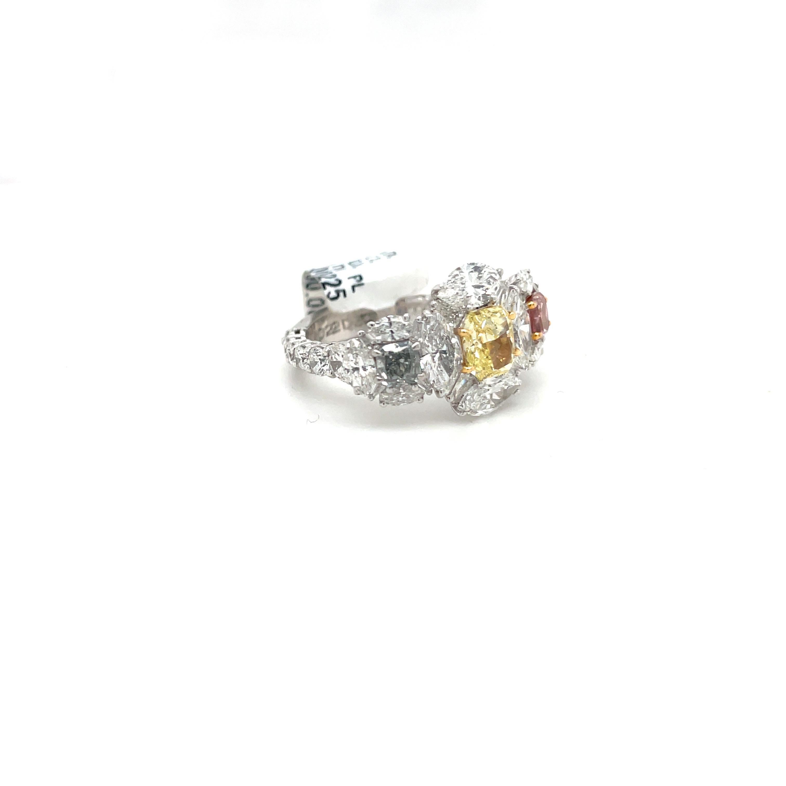 Cellini Jewelers Anillo de Platino con Diamante Amarillo, Rosa y Azul Gris de Corte Fantasía Radiante en venta 2