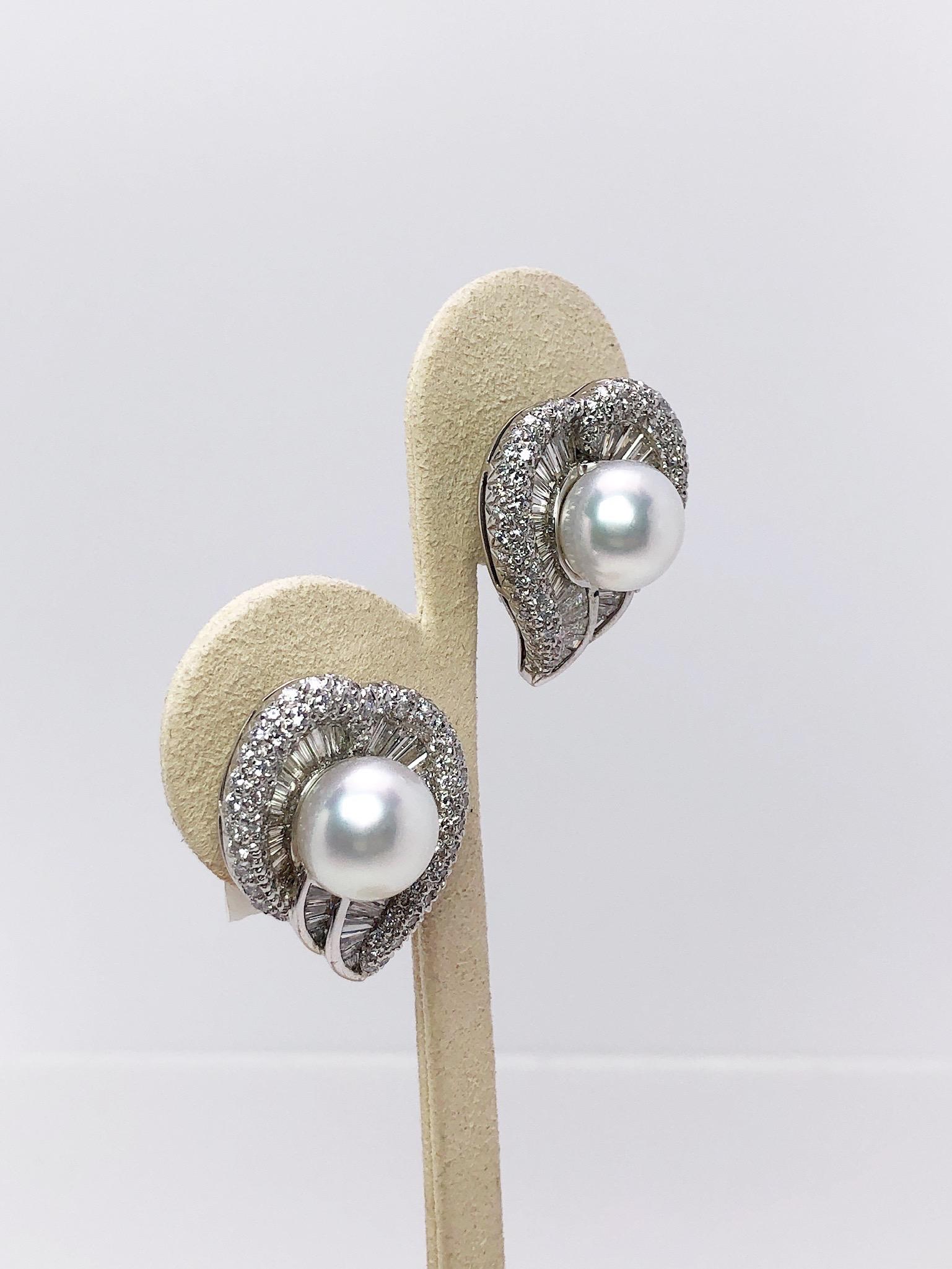 Moderne Cellini Jewelers Boucles d'oreilles feuilles en platine avec diamants de 5,03 carats et perles des mers du Sud en vente