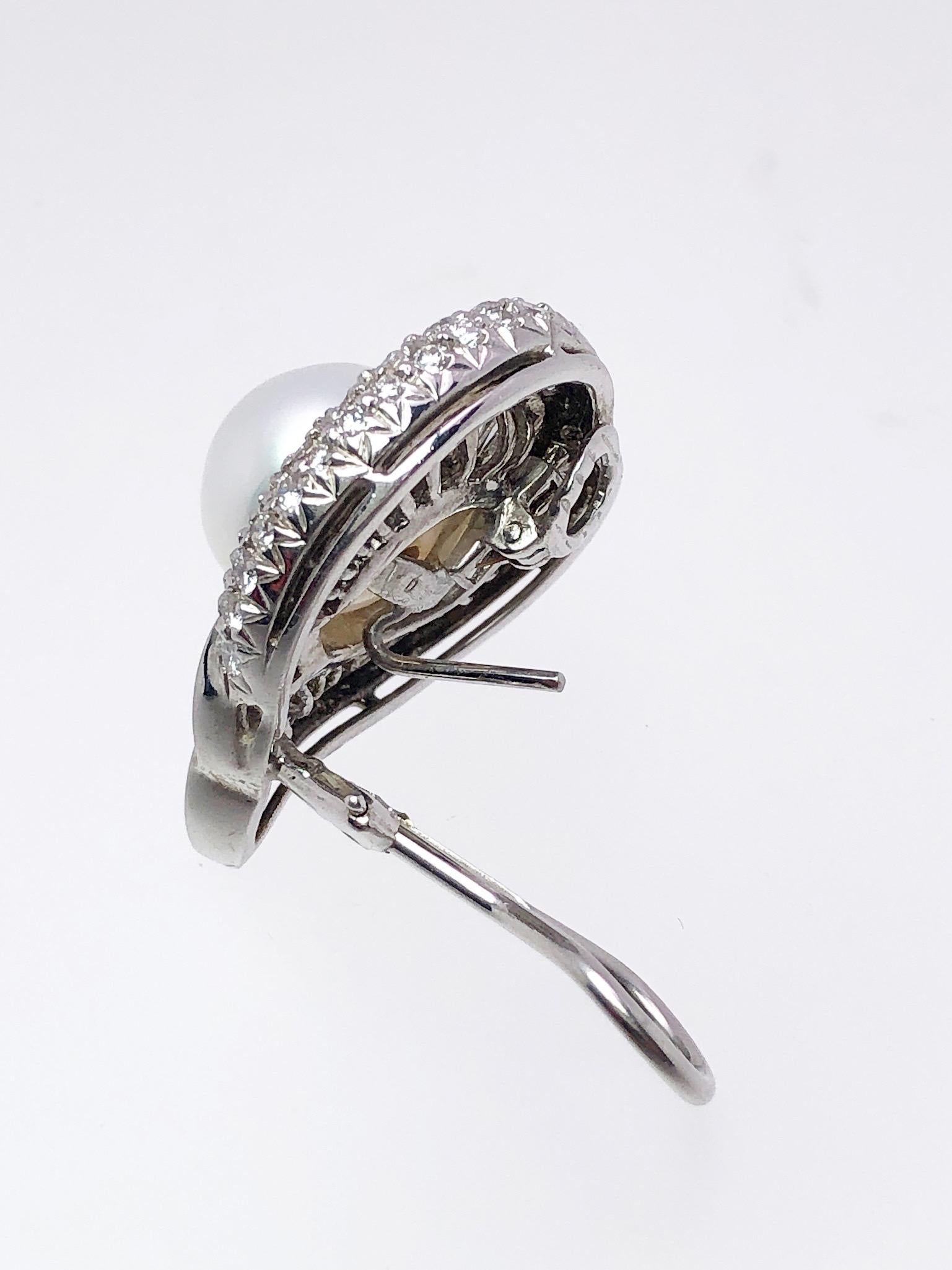 Taille navette Cellini Jewelers Boucles d'oreilles feuilles en platine avec diamants de 5,03 carats et perles des mers du Sud en vente