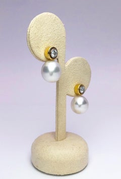 Boucles d'oreilles pendantes Cellini NYC en or jaune 18 carats, avec perle des Mers du Sud et diamants