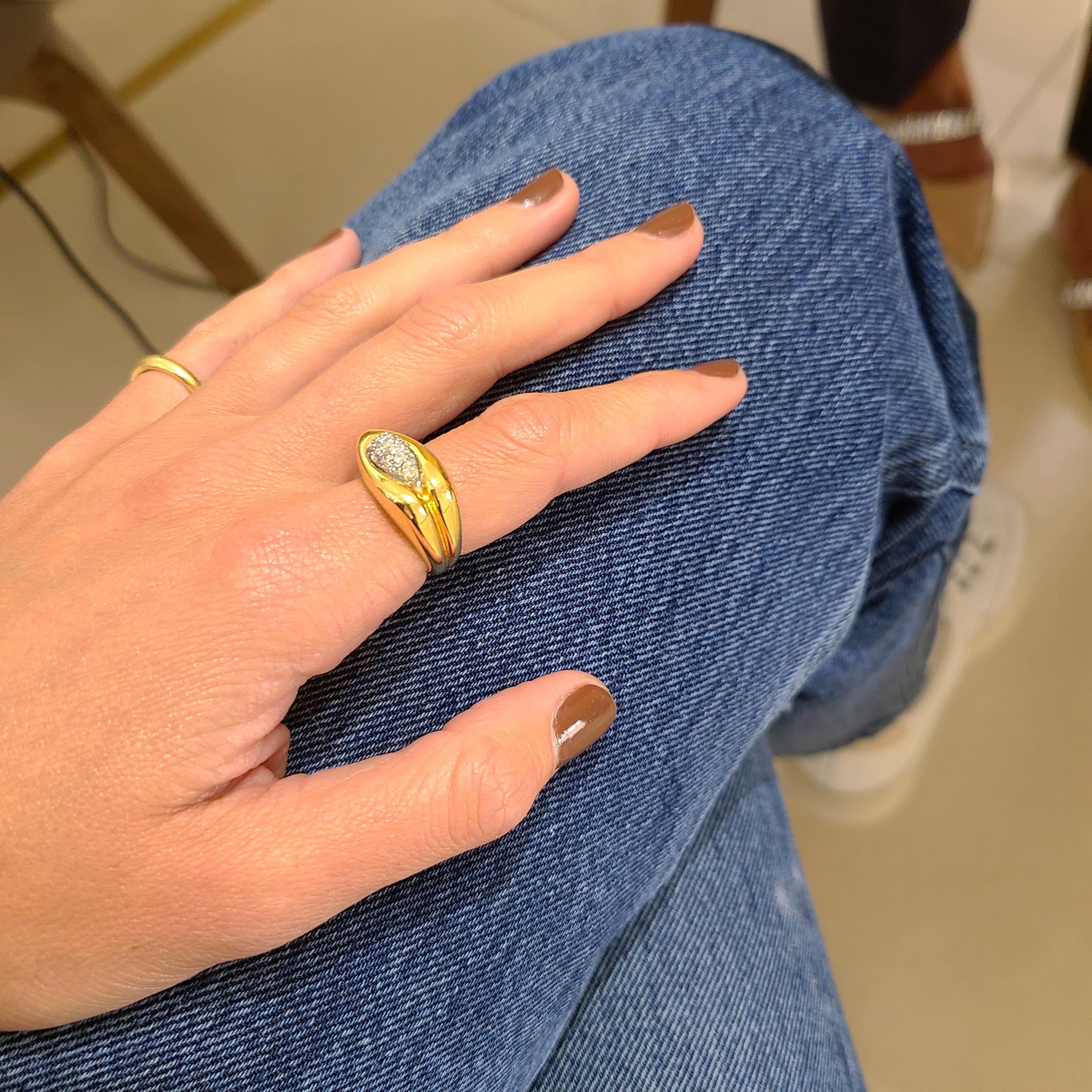 ring aus 18 Karat Gelbgold mit einem Diamanten in der Mitte.
Gewicht des Diamanten 0,29 Karat
Ring Größe 5 1/2  größenoptionen können verfügbar sein