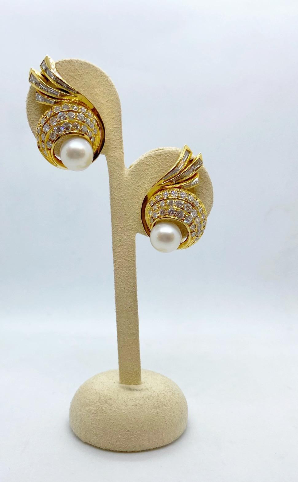 Cellini NYC 18 Karat Gold, Wirbel-Ohrringe mit 4,06 Karat Diamanten und Perlen (Retro) im Angebot