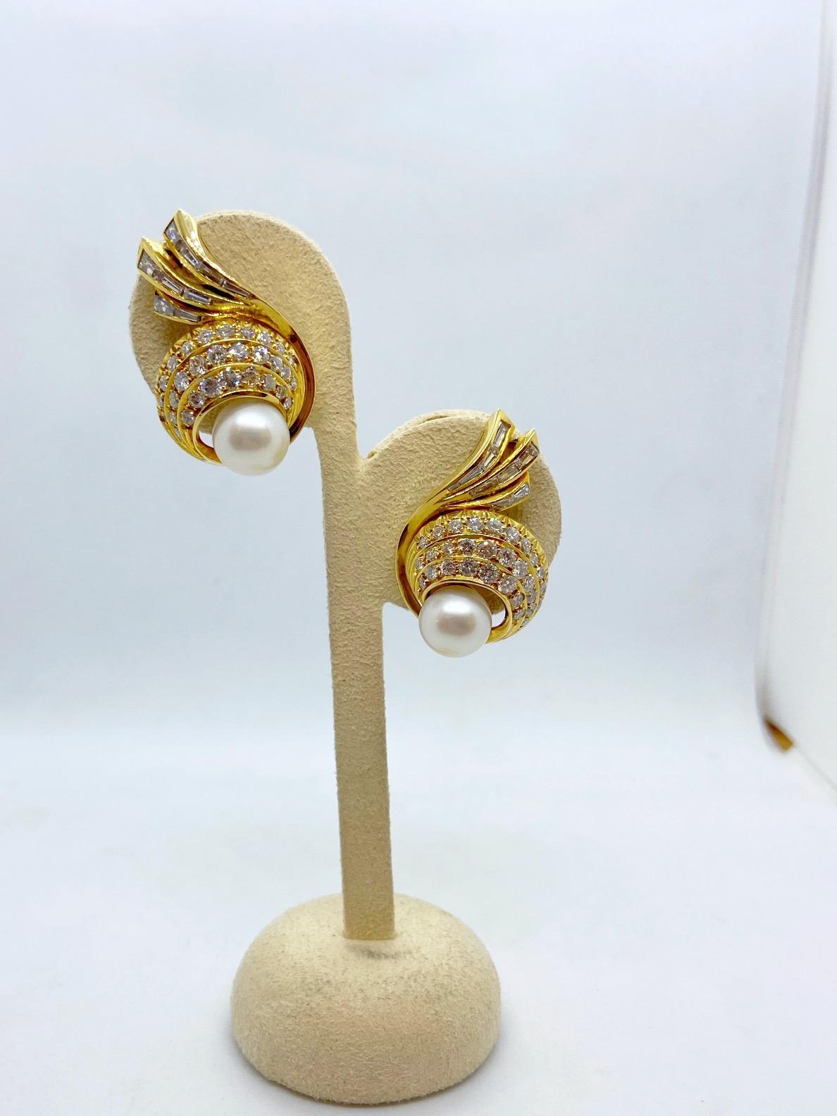 Cellini NYC 18 Karat Gold, Wirbel-Ohrringe mit 4,06 Karat Diamanten und Perlen (Rundschliff) im Angebot