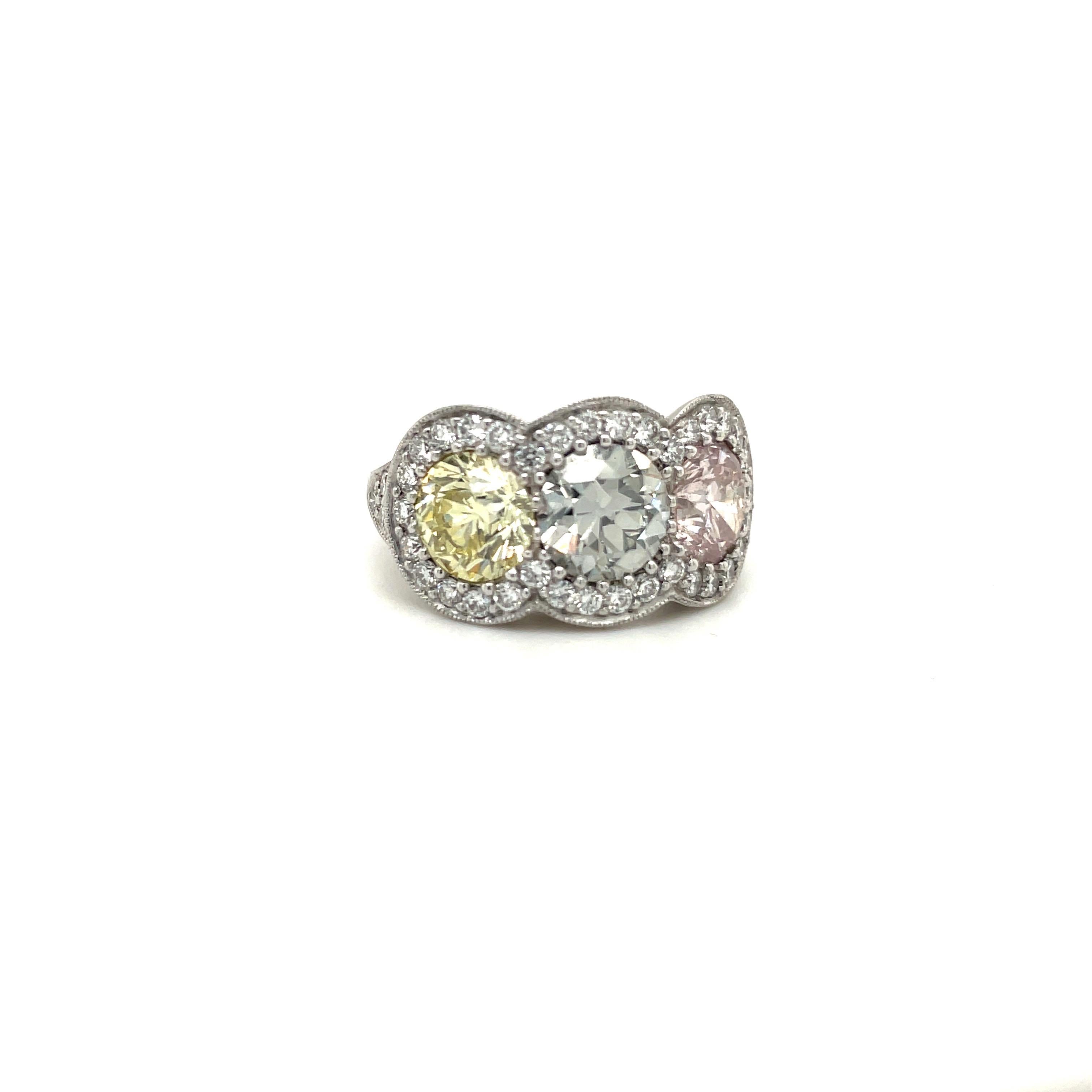 Cellini Plat Fancy Colored 1.43Ct Pink 1.34Ct Yellow 1.53Ct Grey Diamond Ring In New Condition For Sale In New York, NY