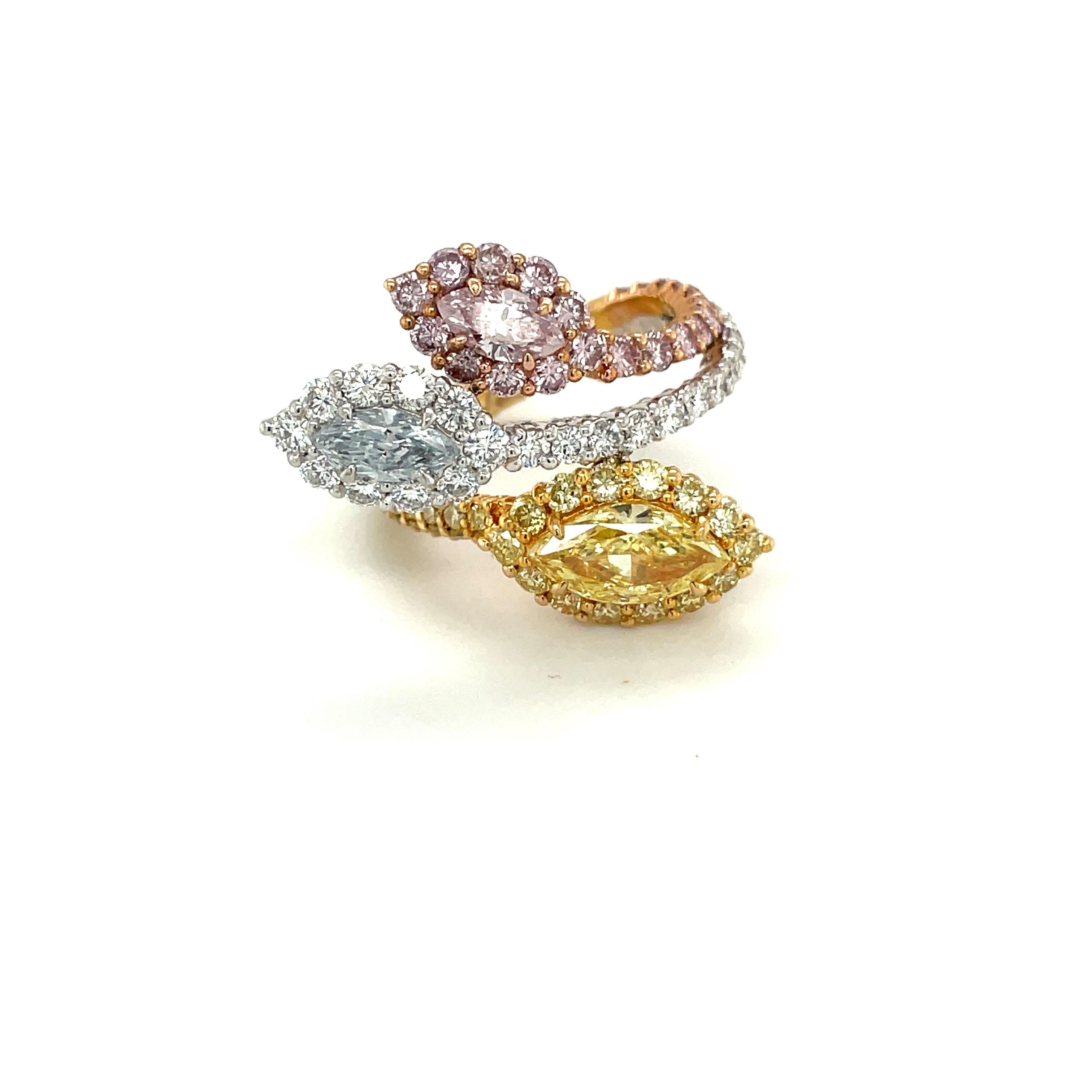 Cellini Platin & 18kt Natural Fancy Pink, Blau, & Gelb Diamant Ring (Marquiseschliff) im Angebot