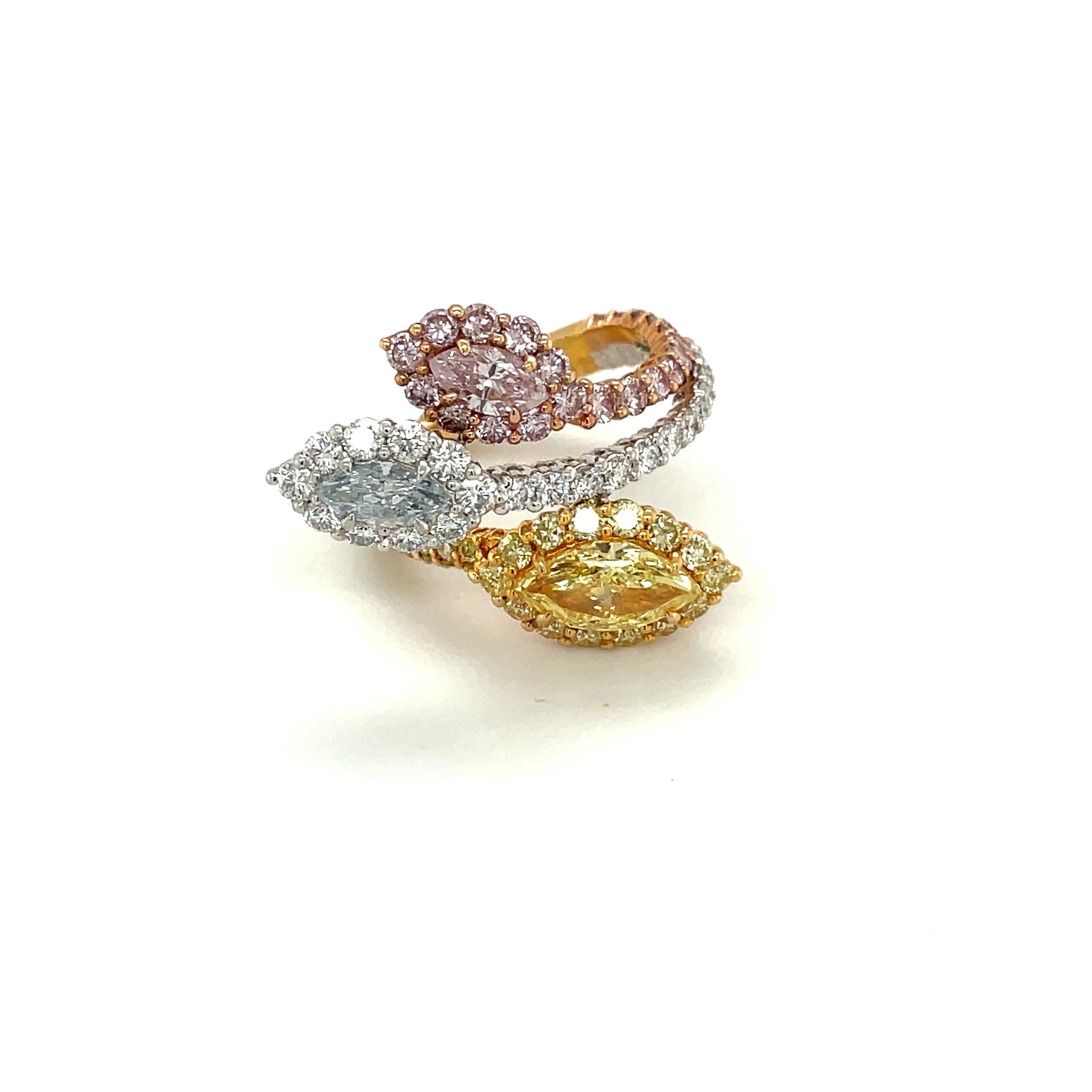 Taille Marquise Cellini, bague en platine et diamants roses, bleus et jaunes de fantaisie naturels de 18 carats en vente