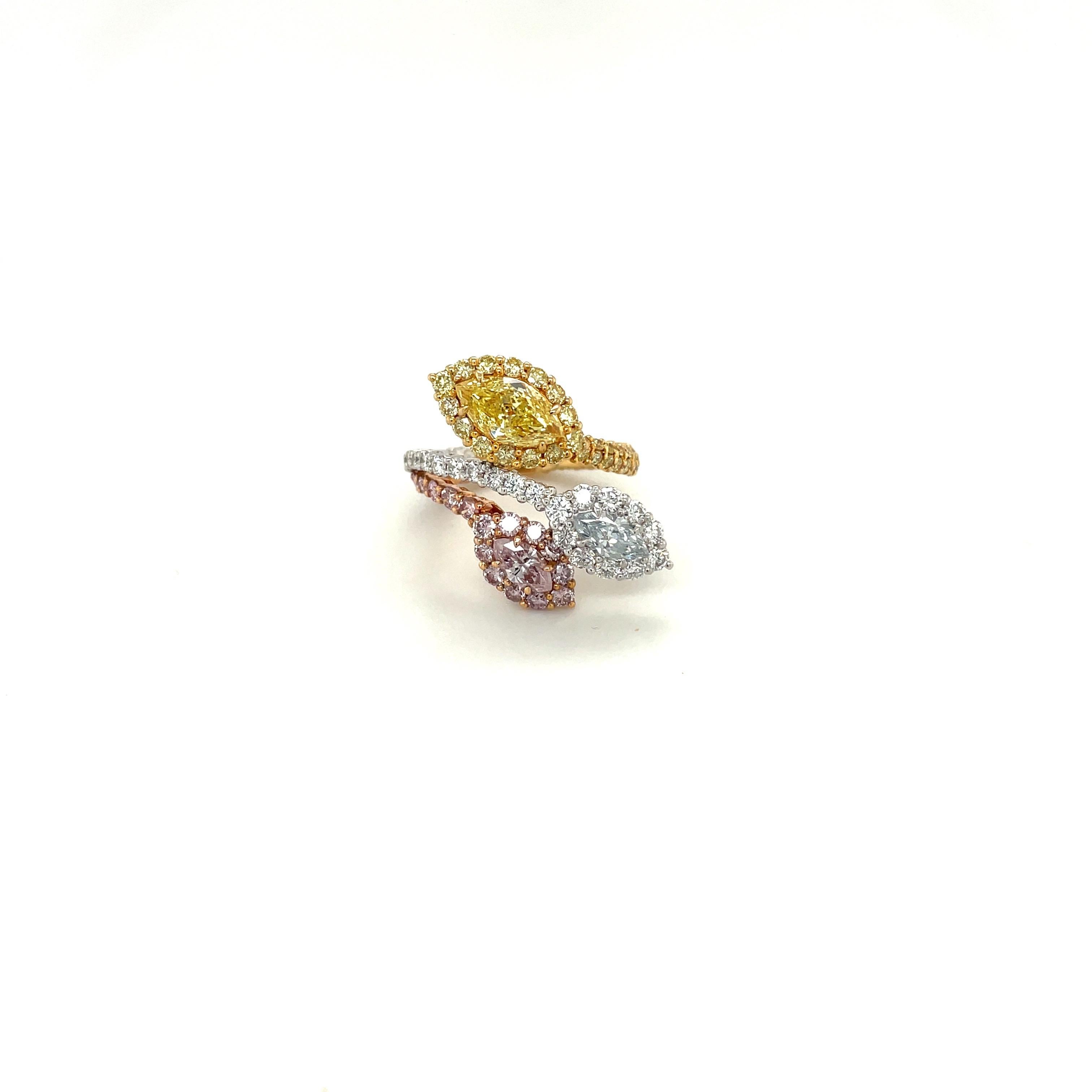 Cellini, bague en platine et diamants roses, bleus et jaunes de fantaisie naturels de 18 carats Unisexe en vente