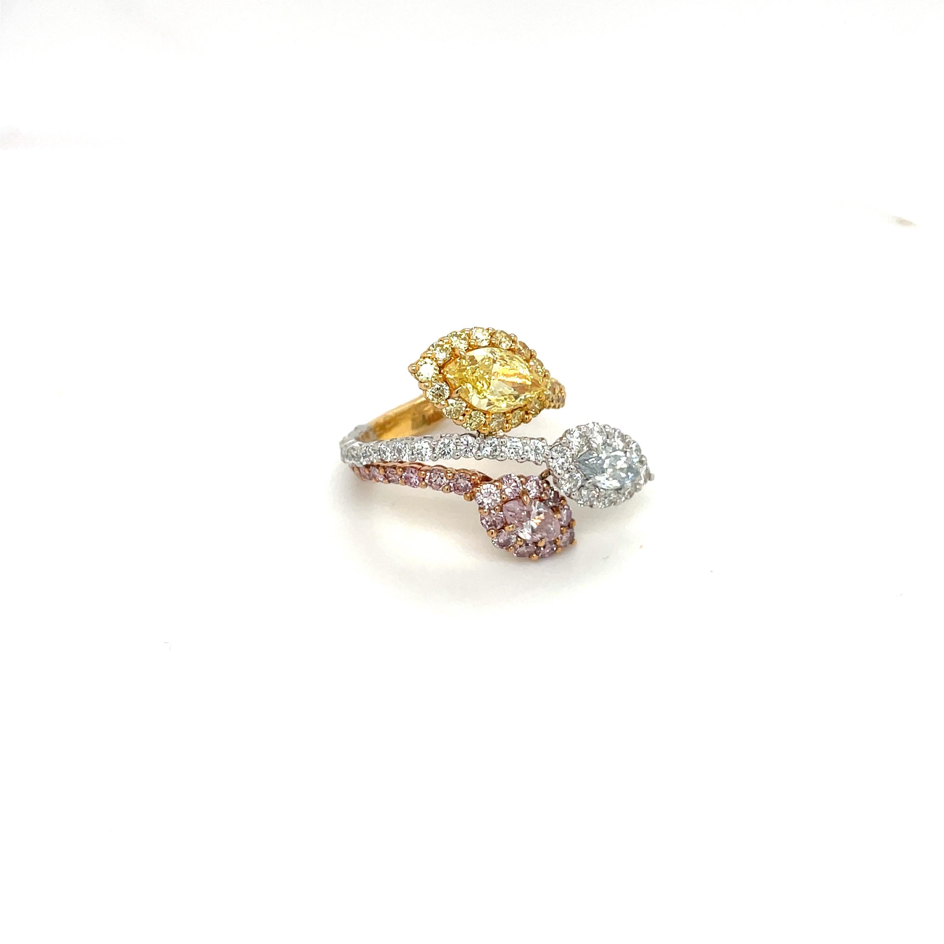 Cellini Platinum & 18kt Natural Fancy Pink, Blue, & Yellow Diamond Ring In New Condition For Sale In New York, NY