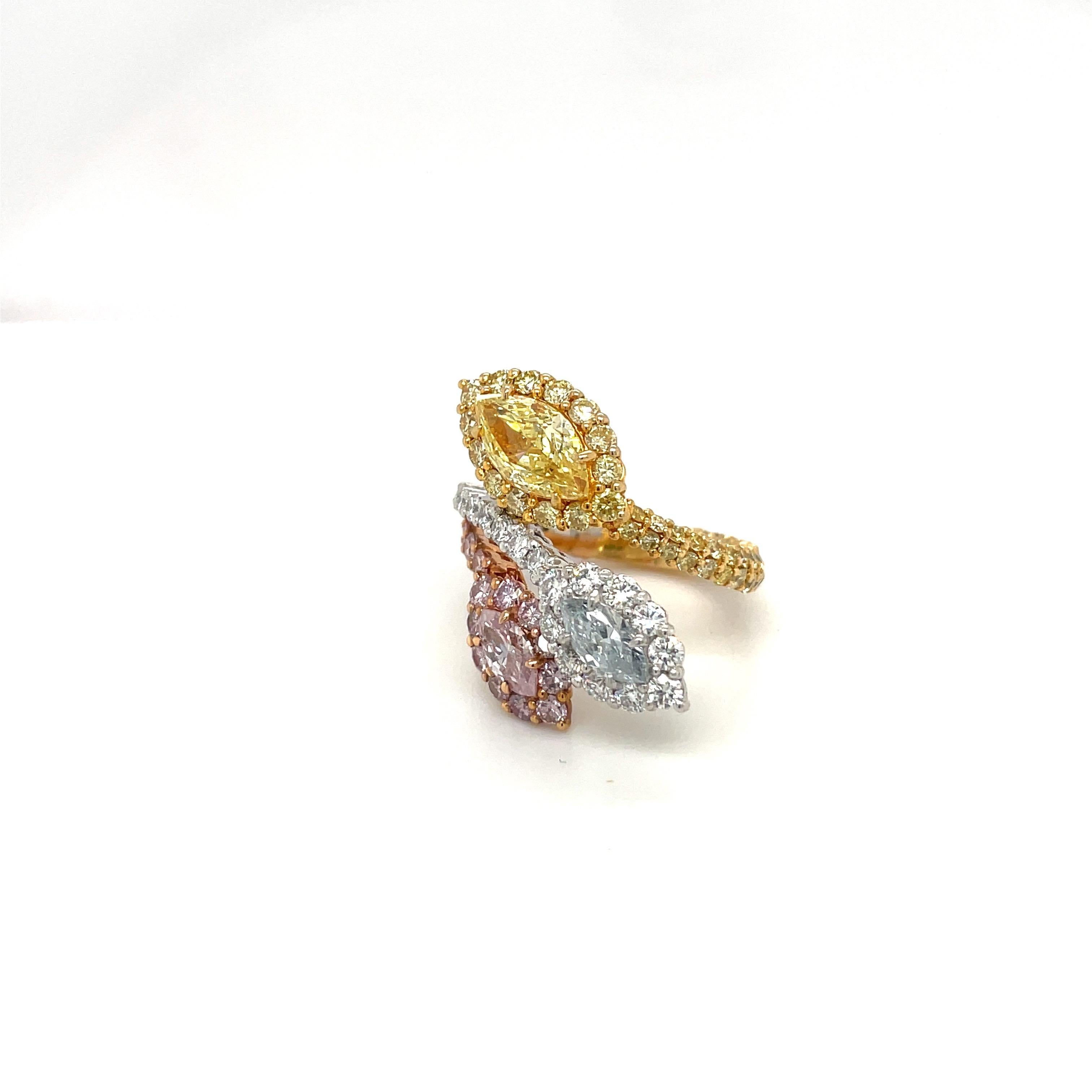 Cellini, bague en platine et diamants roses, bleus et jaunes de fantaisie naturels de 18 carats en vente 2