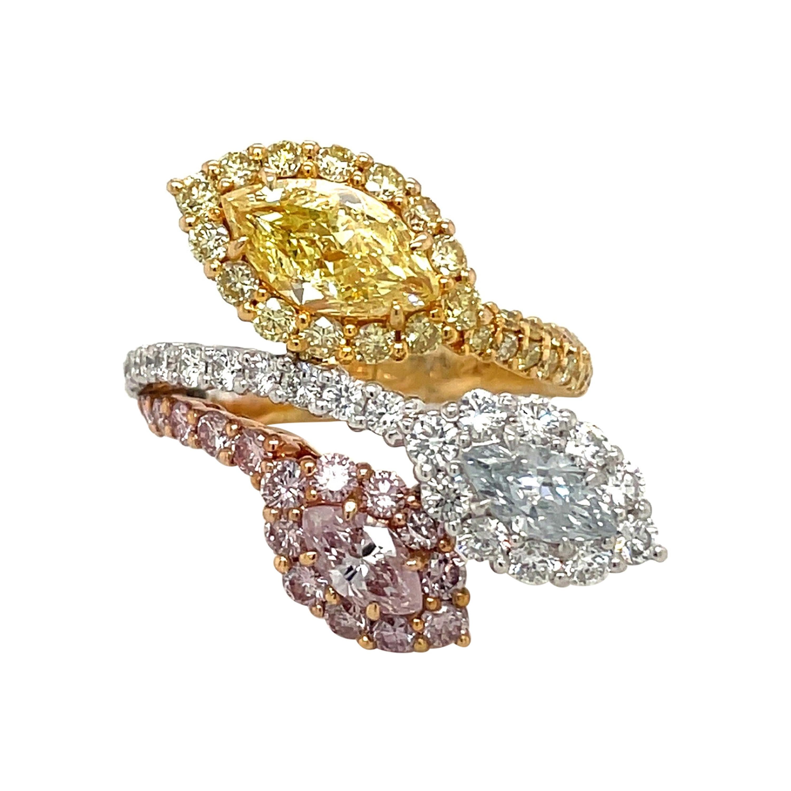 Cellini, bague en platine et diamants roses, bleus et jaunes de fantaisie naturels de 18 carats en vente
