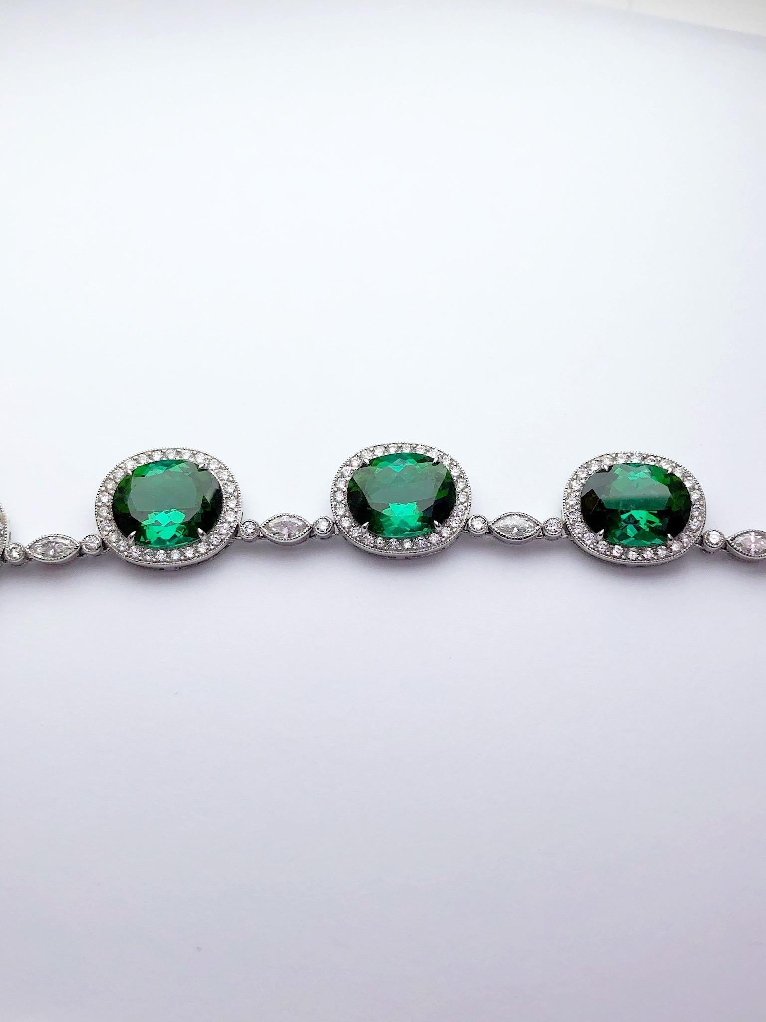 Taille ovale Collier Cellini en platine, diamants de 7,47 carats et tourmaline chromée de 70,11 carats en vente