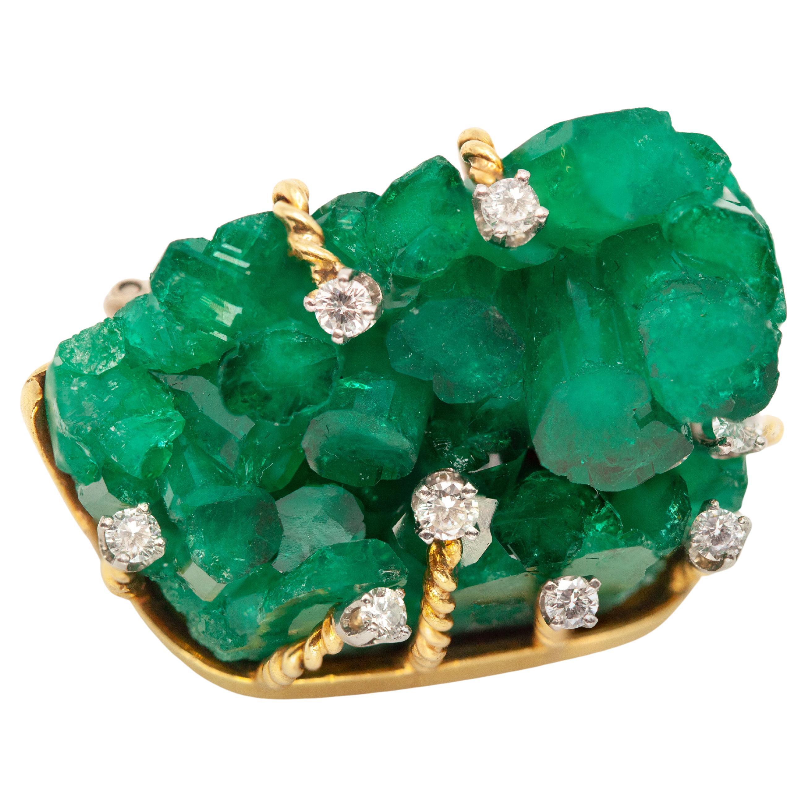 Spilla con diamante e smeraldo in oro giallo 18 carati di Cellino, anni '70 ca.