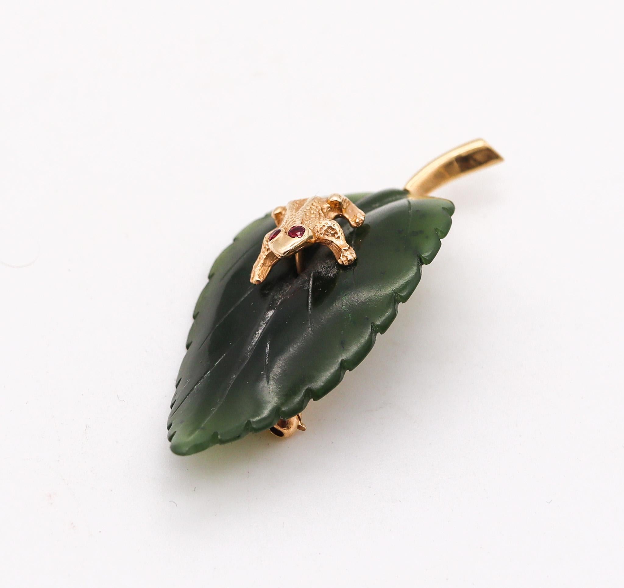 Broche grenouille conçue par Cellino.

Magnifique petite broche, créée en Italie au milieu du siècle par le créateur de bijoux Cellino, dans les années 1960. Réalisé avec des sculptures en jade néphrite et de l'or jaune massif de 14 carats. Il est