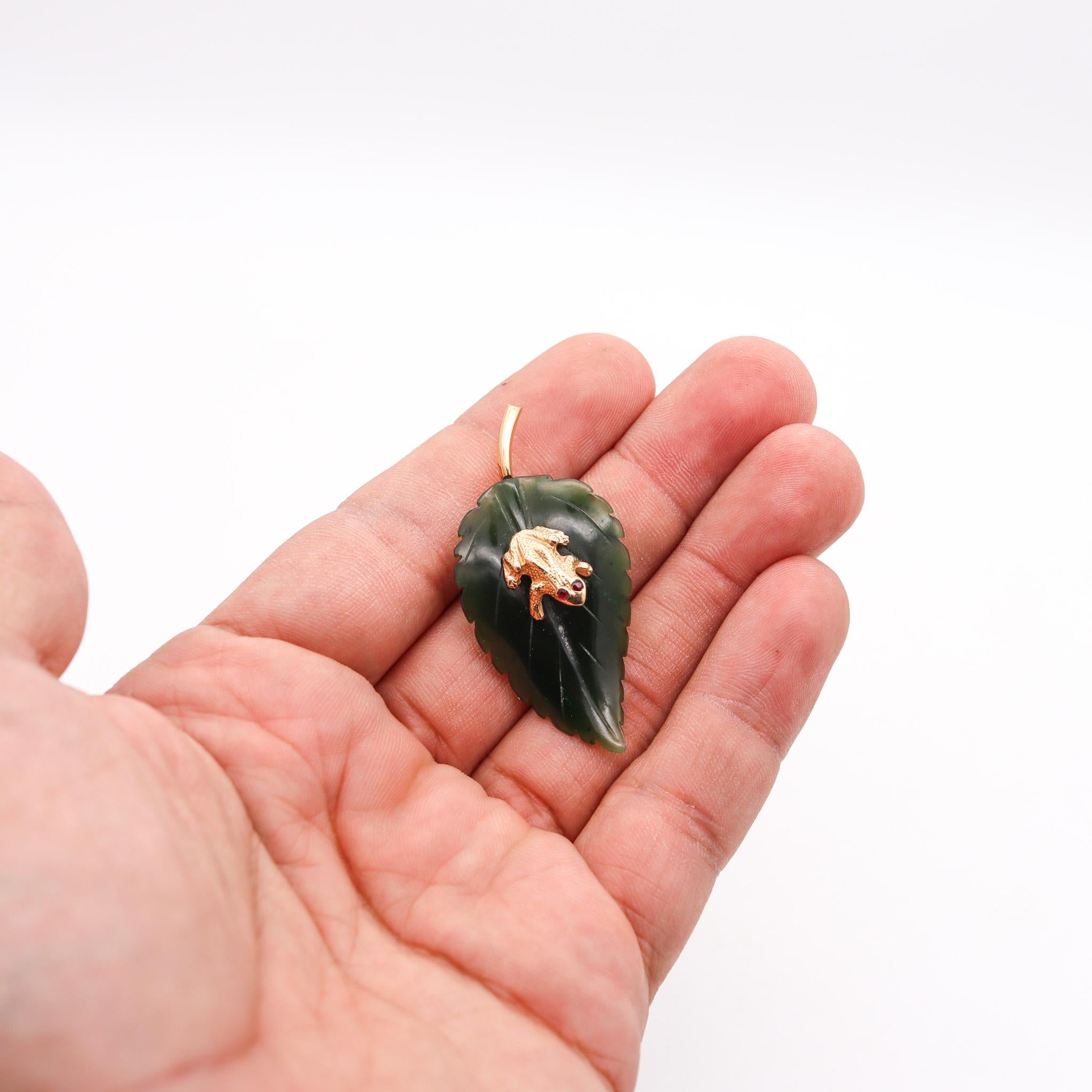 Cellino Italie 1960 Broche grenouille en or jaune 14 carats avec rubis et jade néphrite Excellent état à Miami, FL