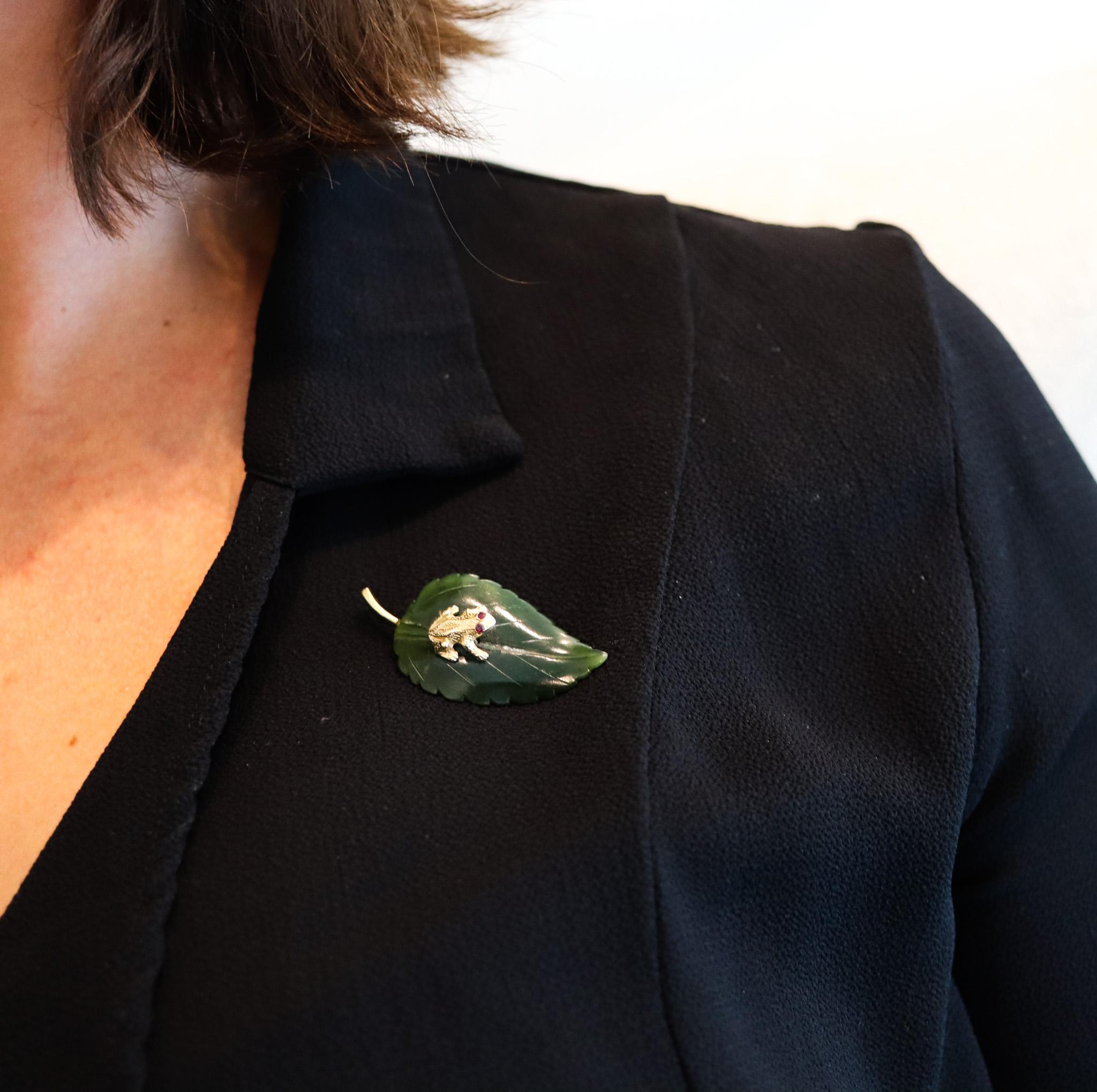  Cellino Italie 1960 Broche grenouille en or jaune 14 carats avec rubis et jade néphrite Unisexe 
