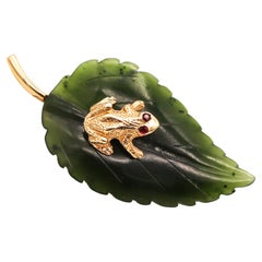 Cellino Italie 1960 Broche grenouille en or jaune 14 carats avec rubis et jade néphrite