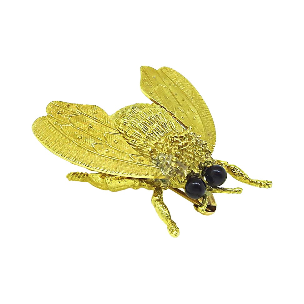 Epingle à abeille en or jaune 18k et onyx de Cellino