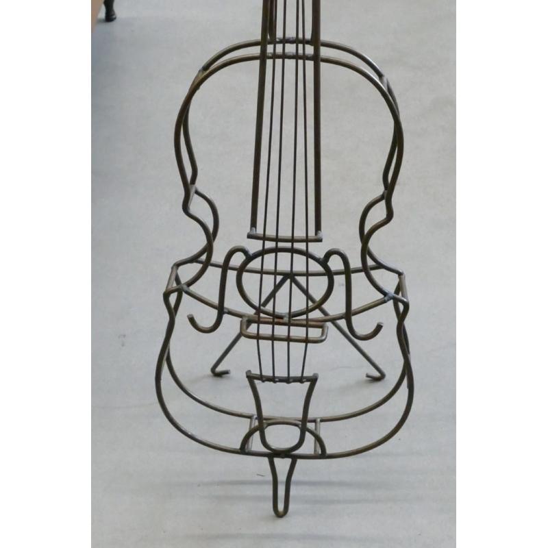 Cello-shaped candelabra, in wrought iron, circa 1960.