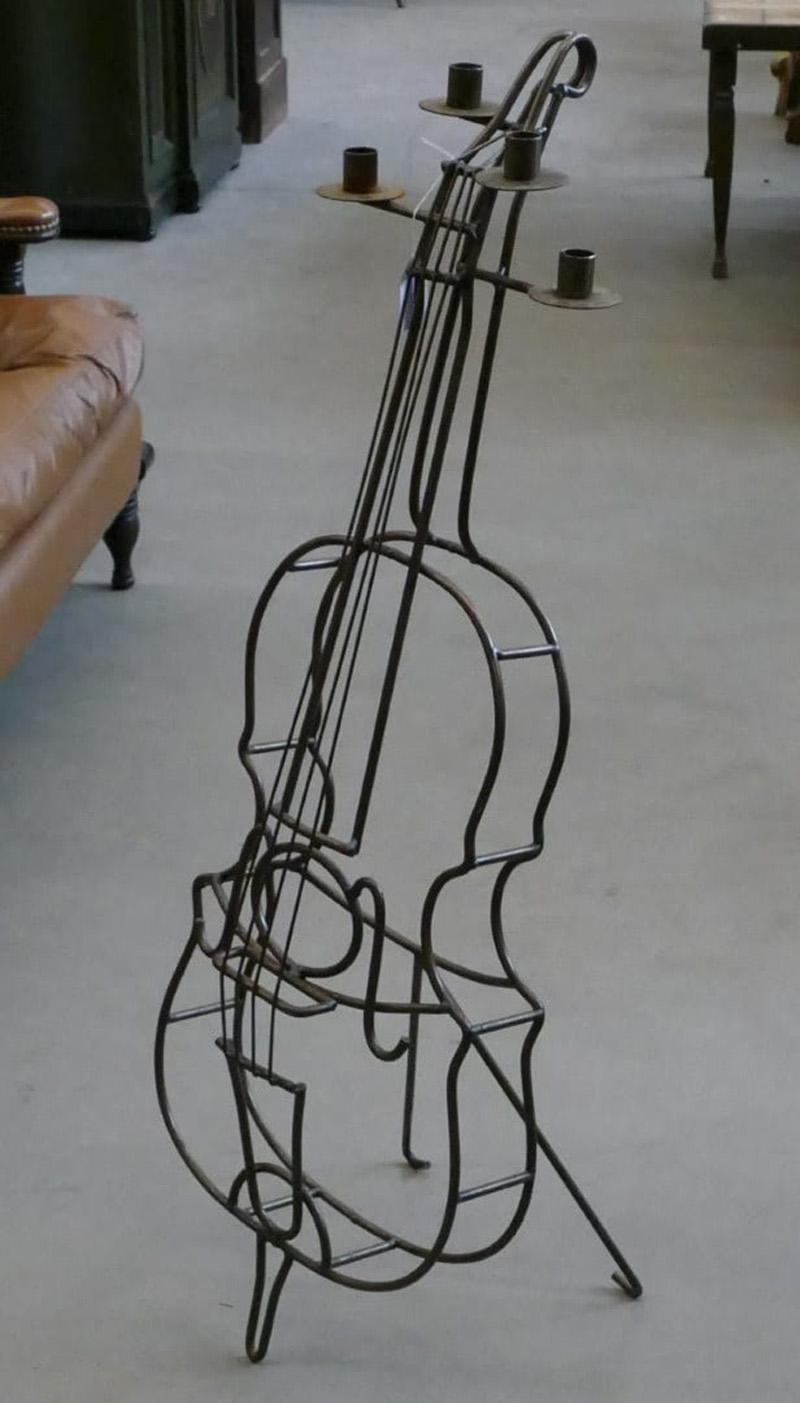 Cello-förmiger Kandelaber aus Schmiedeeisen, um 1960 (Barock) im Angebot
