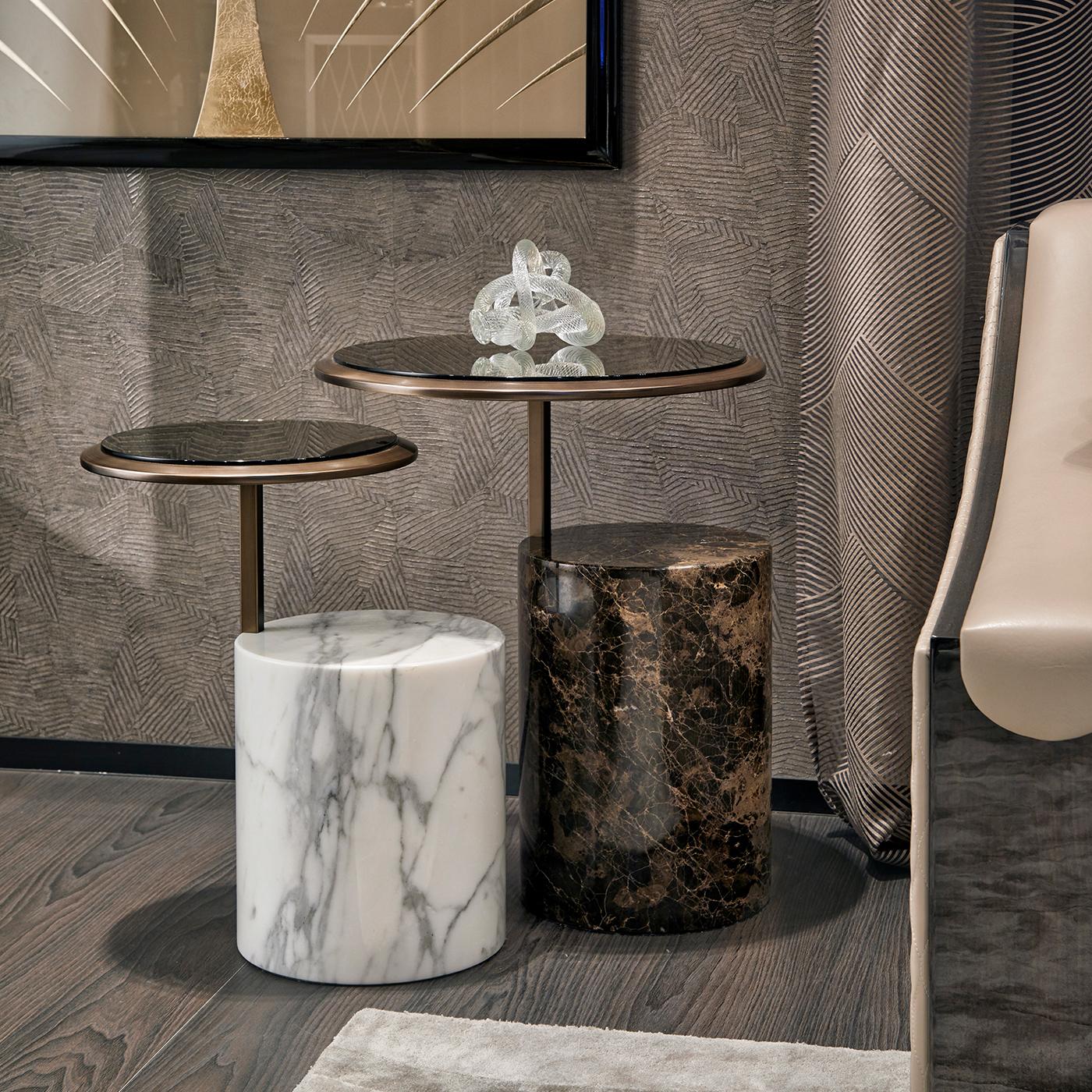 A mesmerizing interplay of hues and clean shapes, this stunning coffee table is composed of a cylindrical brown marble base, and a large round MDF top rising on a sturdy vertical top. Enhanced with charming natural veining, the marble vase elegantly
