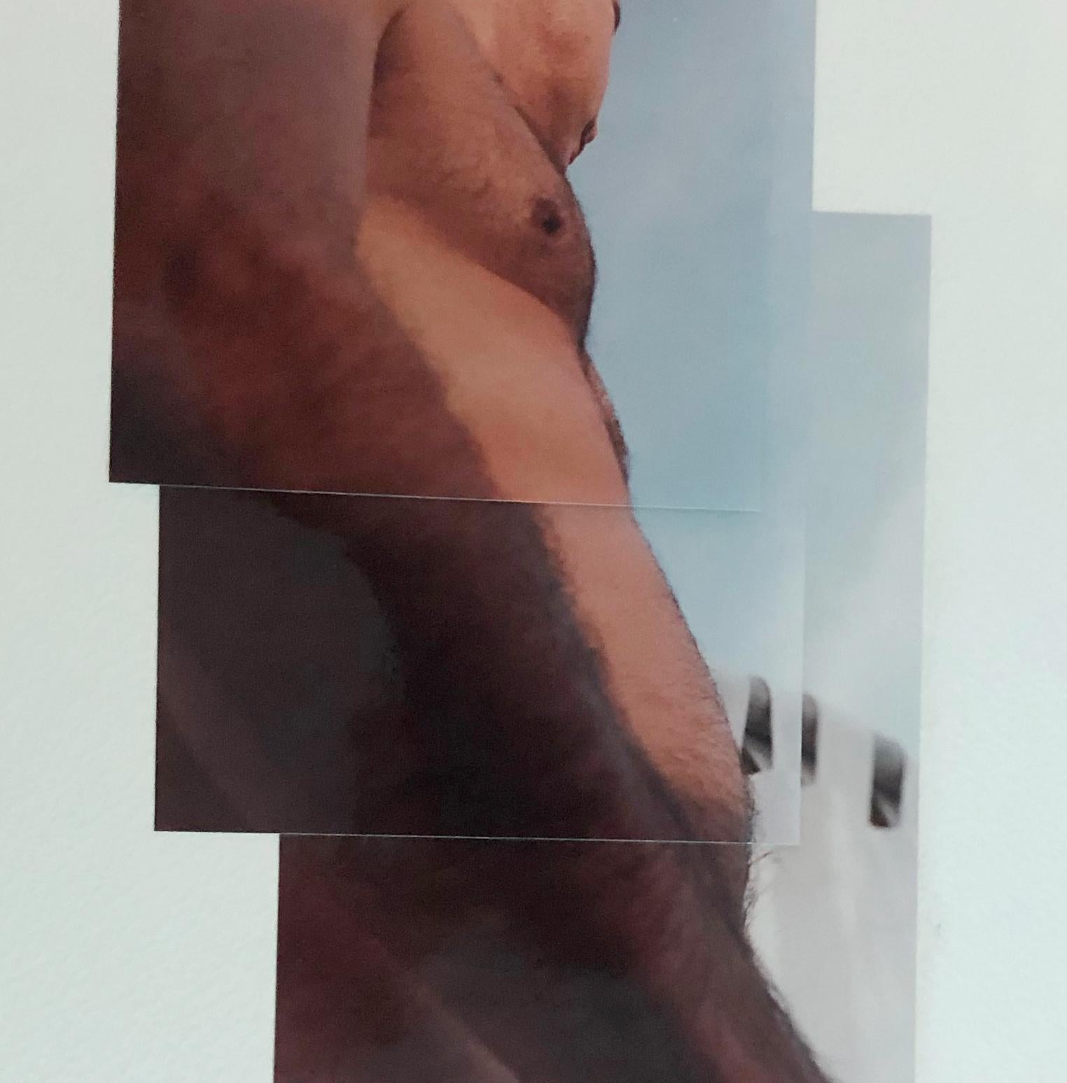 Billing, 2002 von Celso José Castro Daza
Aus der Reihe Identidad
Einzigartige Fotocollage
Blattgröße: 27 in. H x 20 in. W
Ungerahmt

Diese einzigartigen fotografischen Arbeiten des Künstlers Celso Castro entstanden, als der Künstler 1987 aus Italien