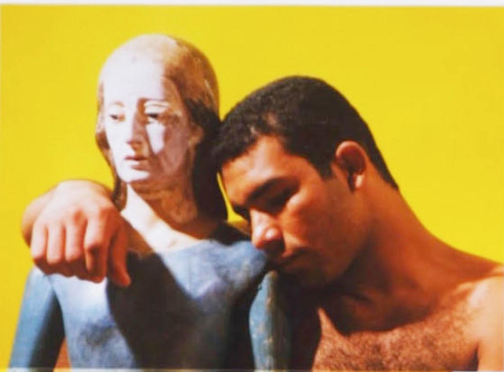 Carlos, 2001 aus der Serie Buscando Mama,  Akt Fotocollage Gemischte Medien – Photograph von Celso José Castro Daza