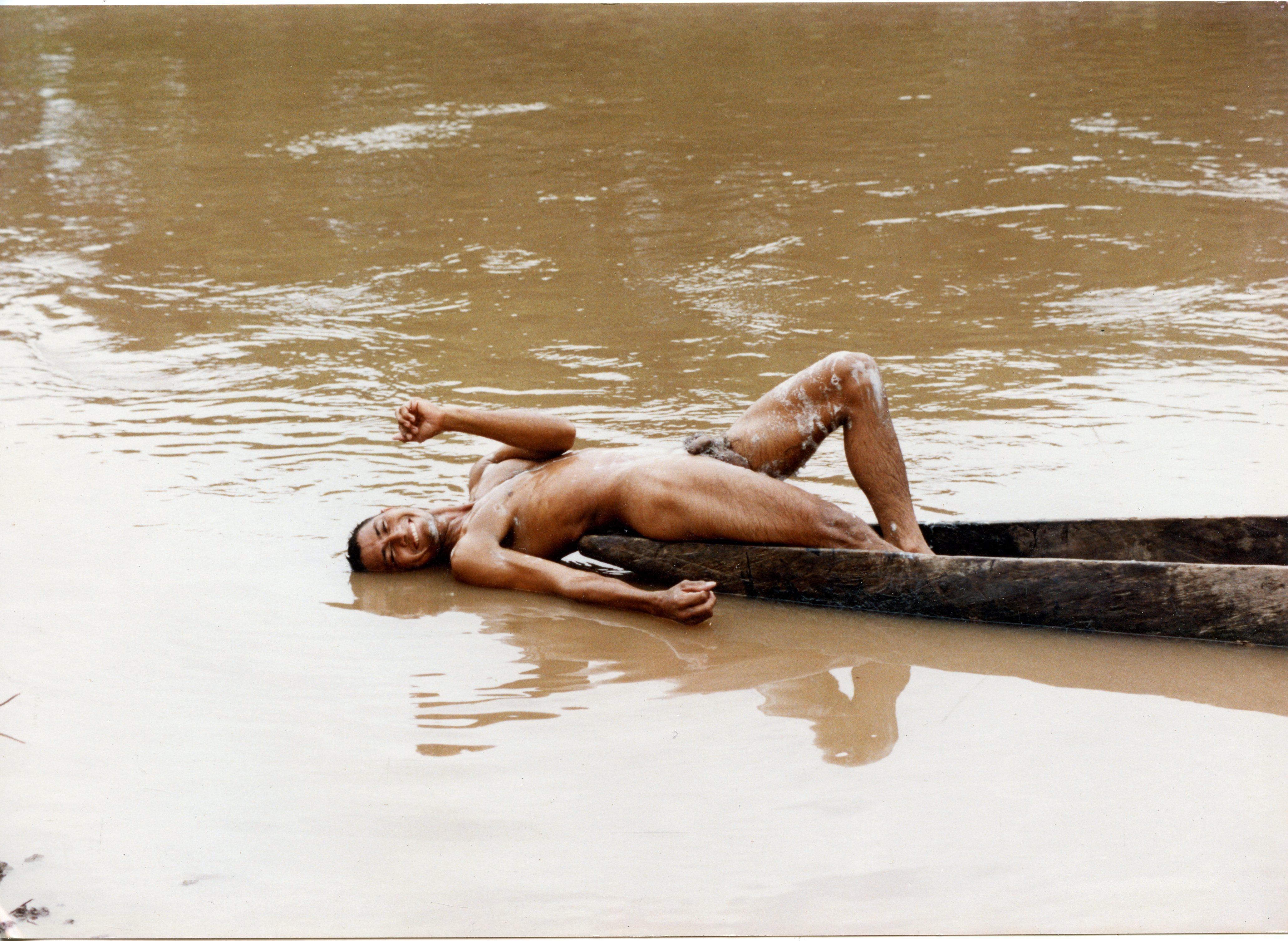 „Man in Canoe 2“,  4 Aktfotos, gedruckt und auf Leinwand montiert  – Photograph von Celso José Castro Daza