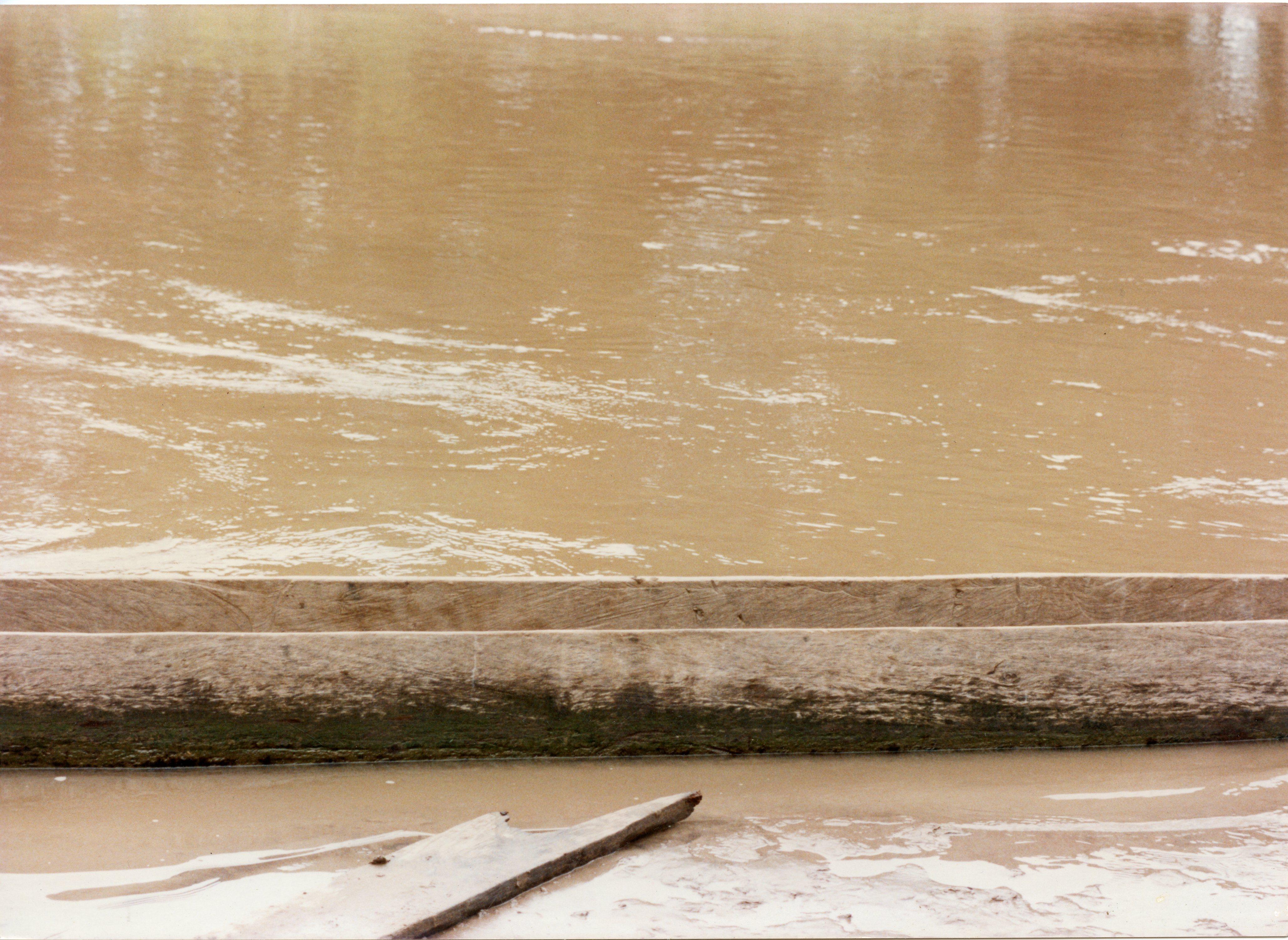 „Man in Canoe 2“,  4 Aktfotos, gedruckt und auf Leinwand montiert  (Beige), Color Photograph, von Celso José Castro Daza