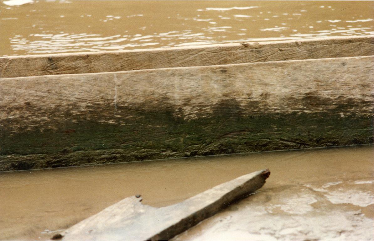 Mann im Kanu. Nackt. Fotografie auf Leinwand gedruckt, in Streifen montiert im Angebot 1