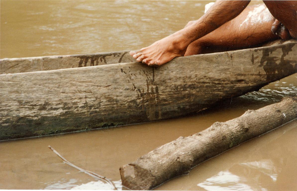 Mann im Kanu. Nackt. Fotografie auf Leinwand gedruckt, in Streifen montiert im Angebot 2