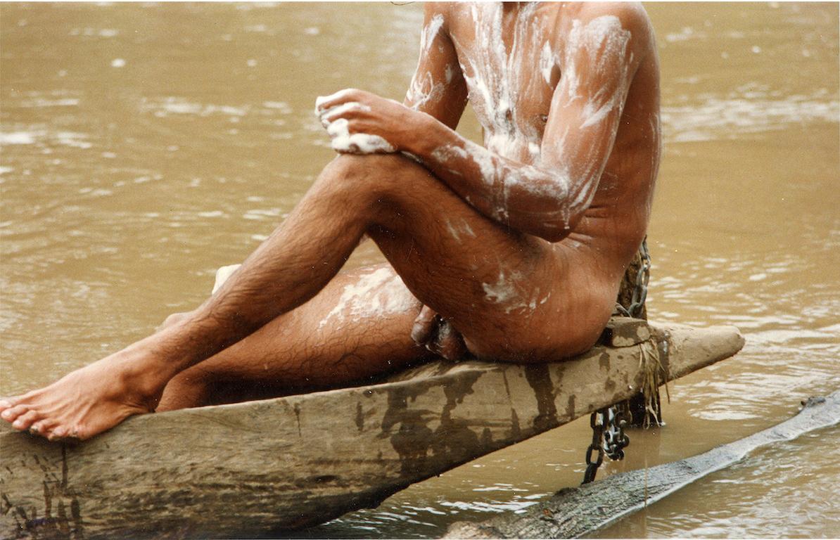 Mann im Kanu. Nackt. Fotografie auf Leinwand gedruckt, in Streifen montiert im Angebot 3