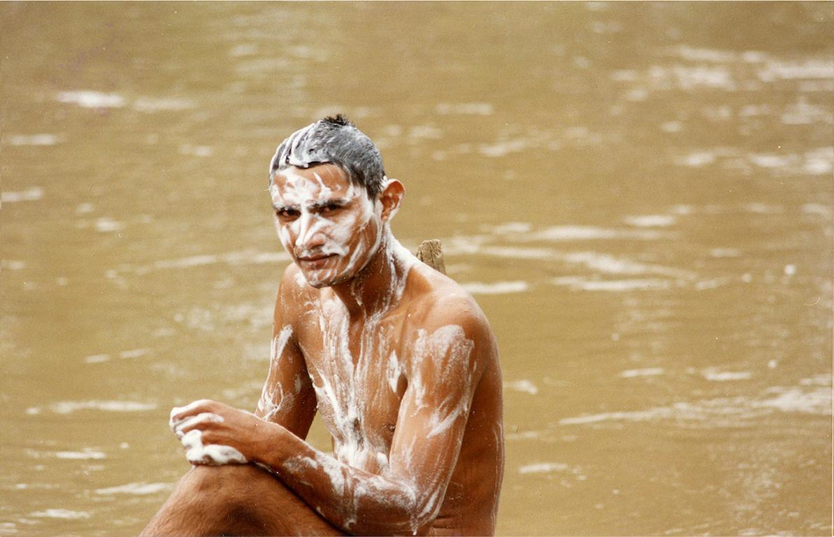Mann im Kanu. Nackt. Fotografie auf Leinwand gedruckt, in Streifen montiert im Angebot 4