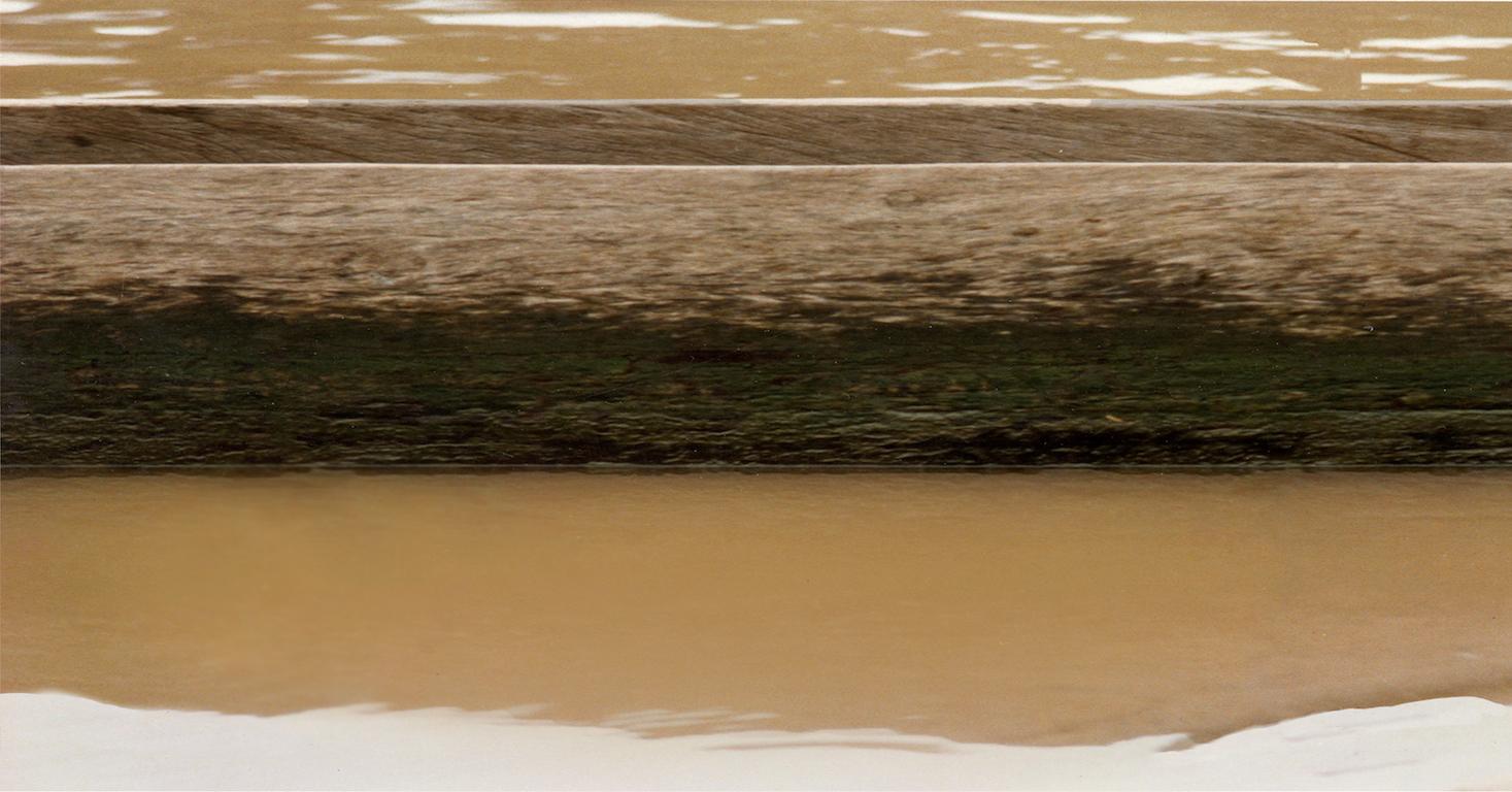 Mann im Kanu. Nackt. Fotografie auf Leinwand gedruckt, in Streifen montiert (Schwarz), Color Photograph, von Celso José Castro Daza