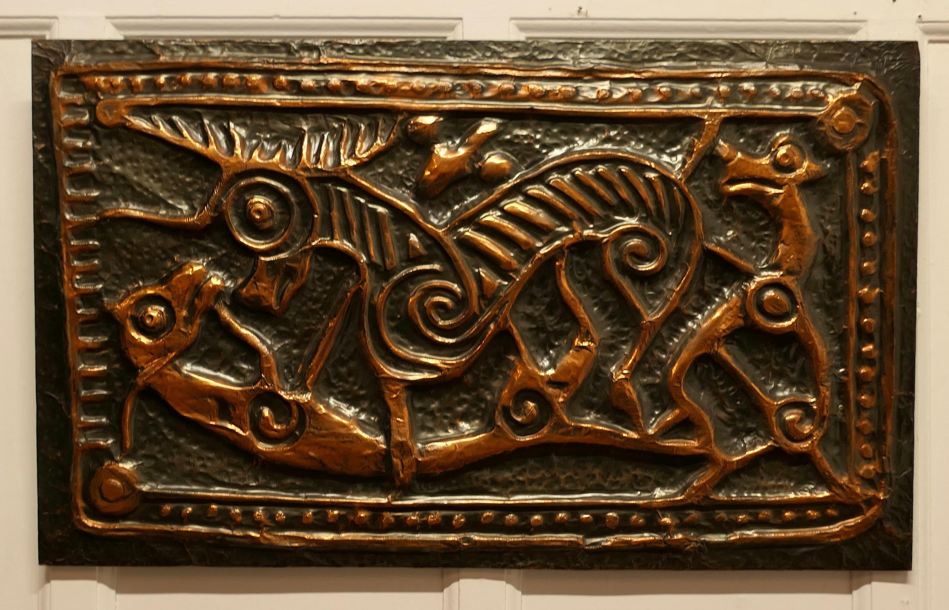 Milieu du XXe siècle Art celtique mural en cuivre d'Irlande, animaux celtiques  Fabriqué à la main en cuivre battu en vente