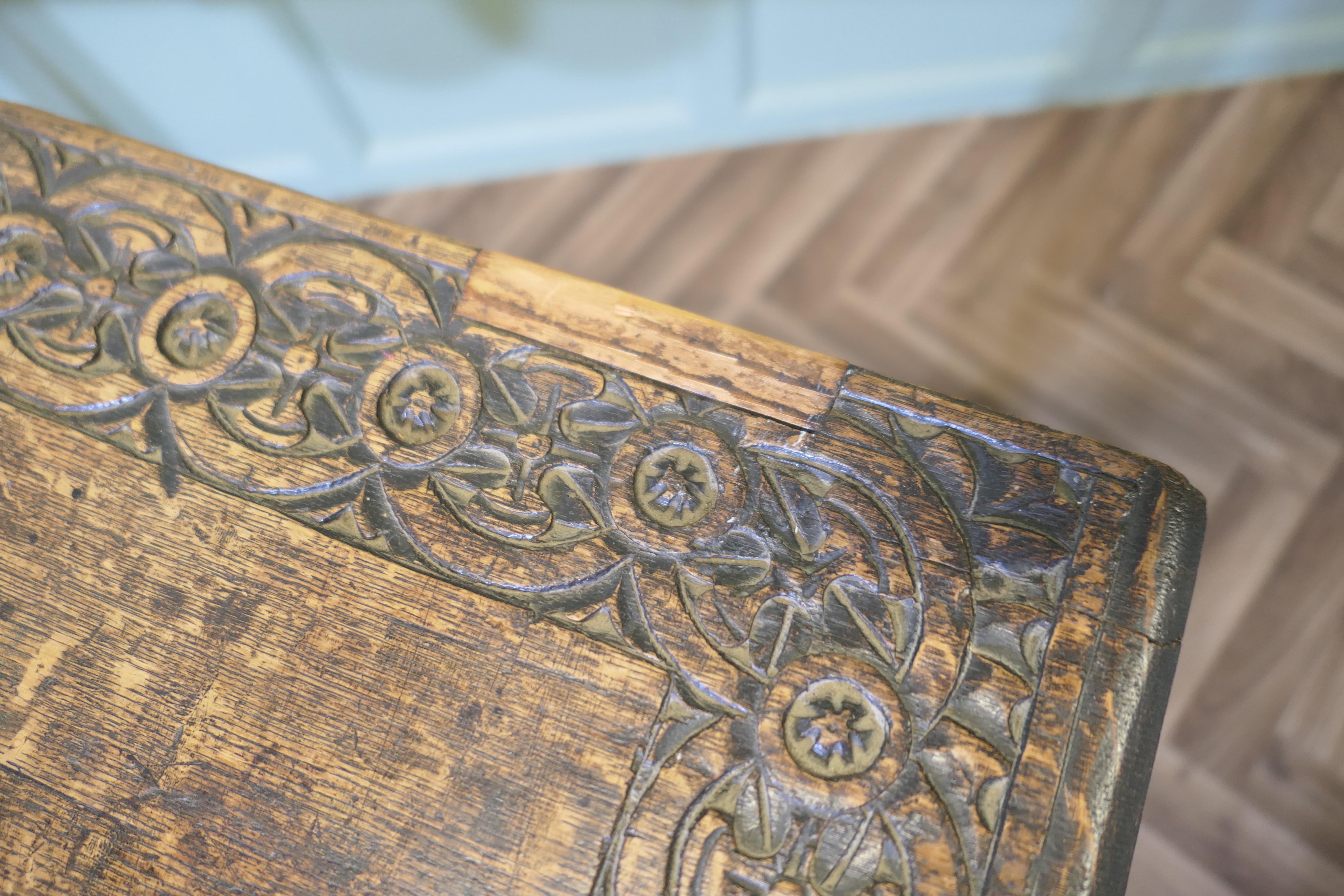 Celtic Carved Oak Occasional Table en venta 4