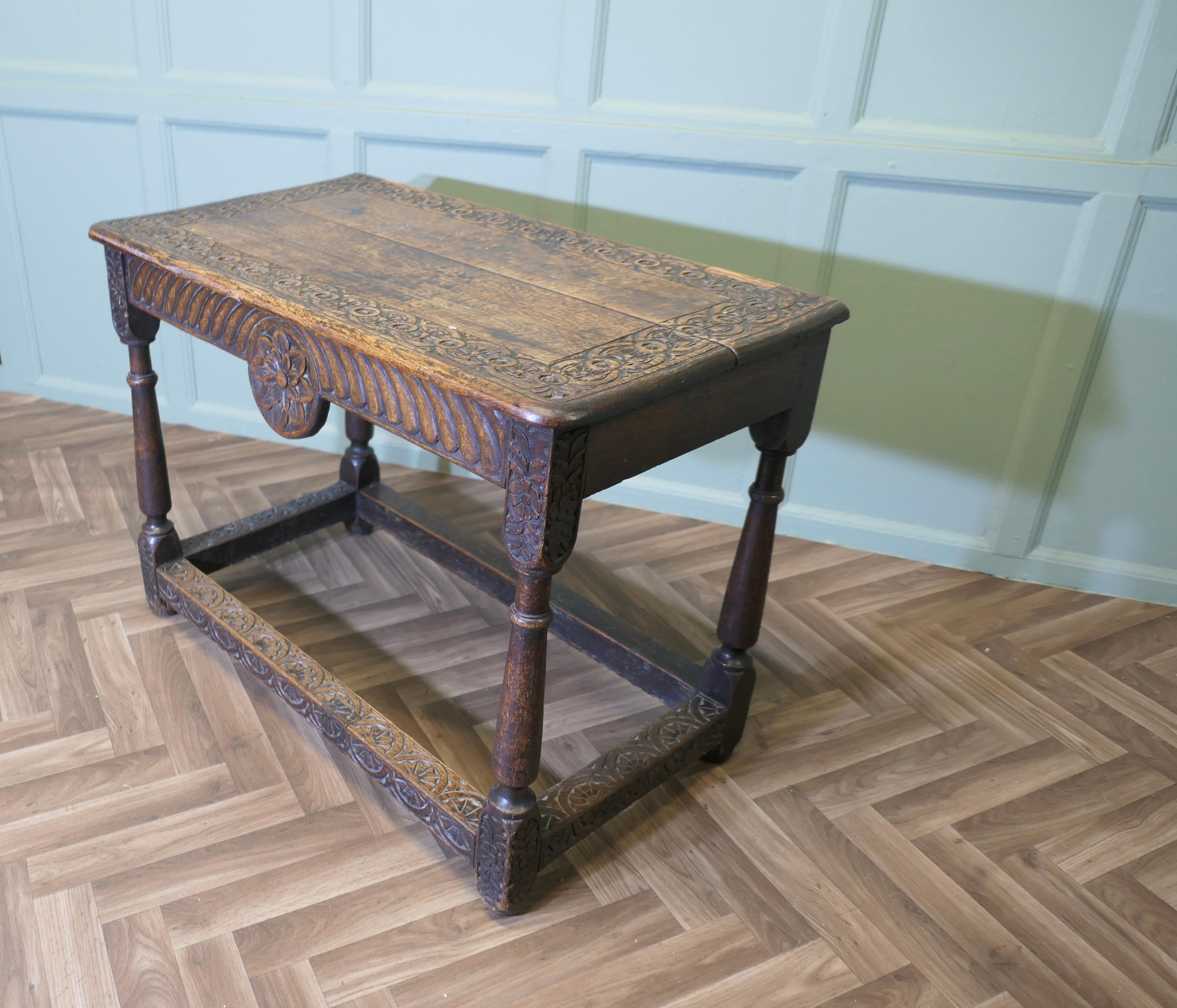 Celtic Carved Oak Occasional Table Gótico en venta