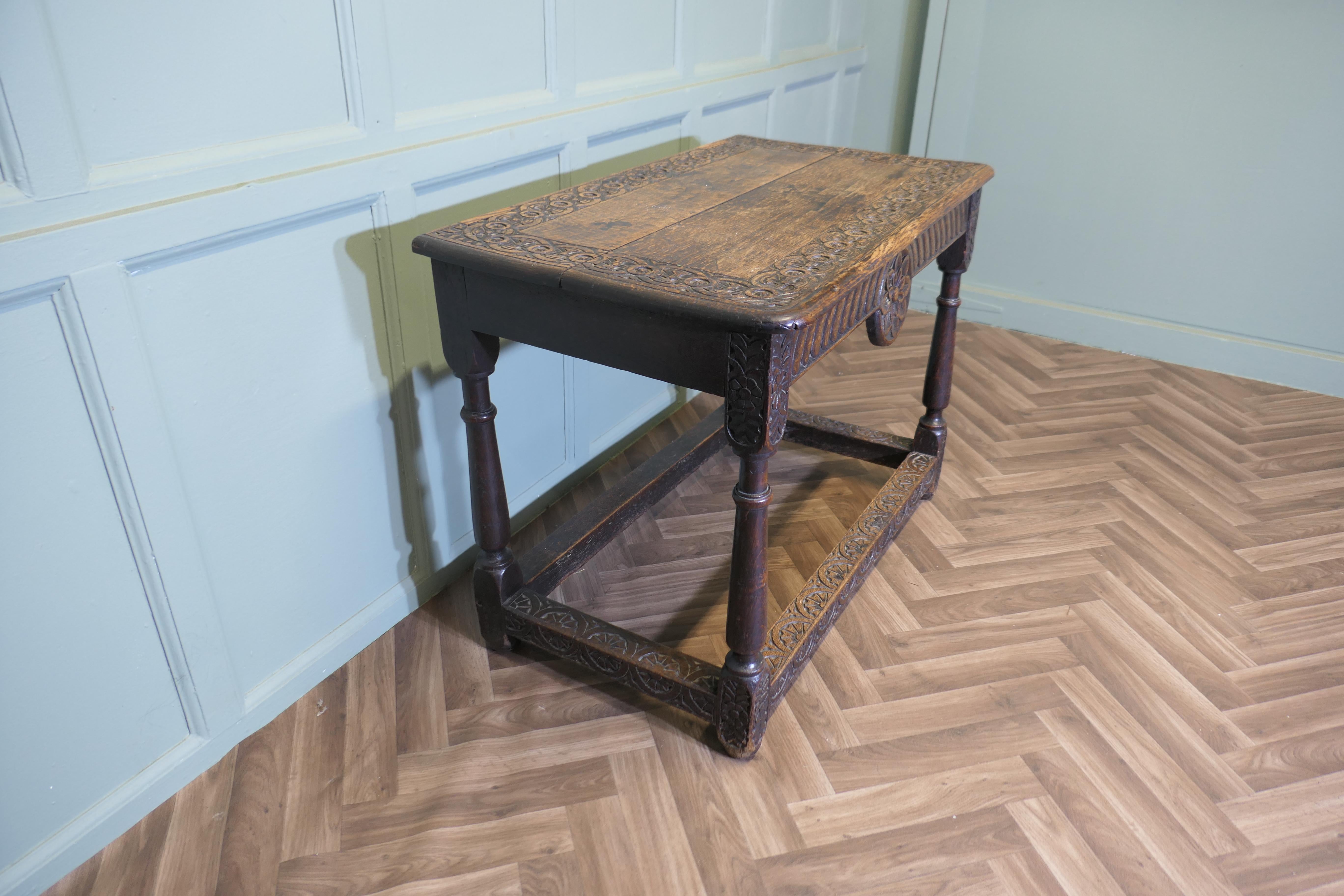 Celtic Carved Oak Occasional Table en Bueno estado para la venta en Godshill, Isle of Wight