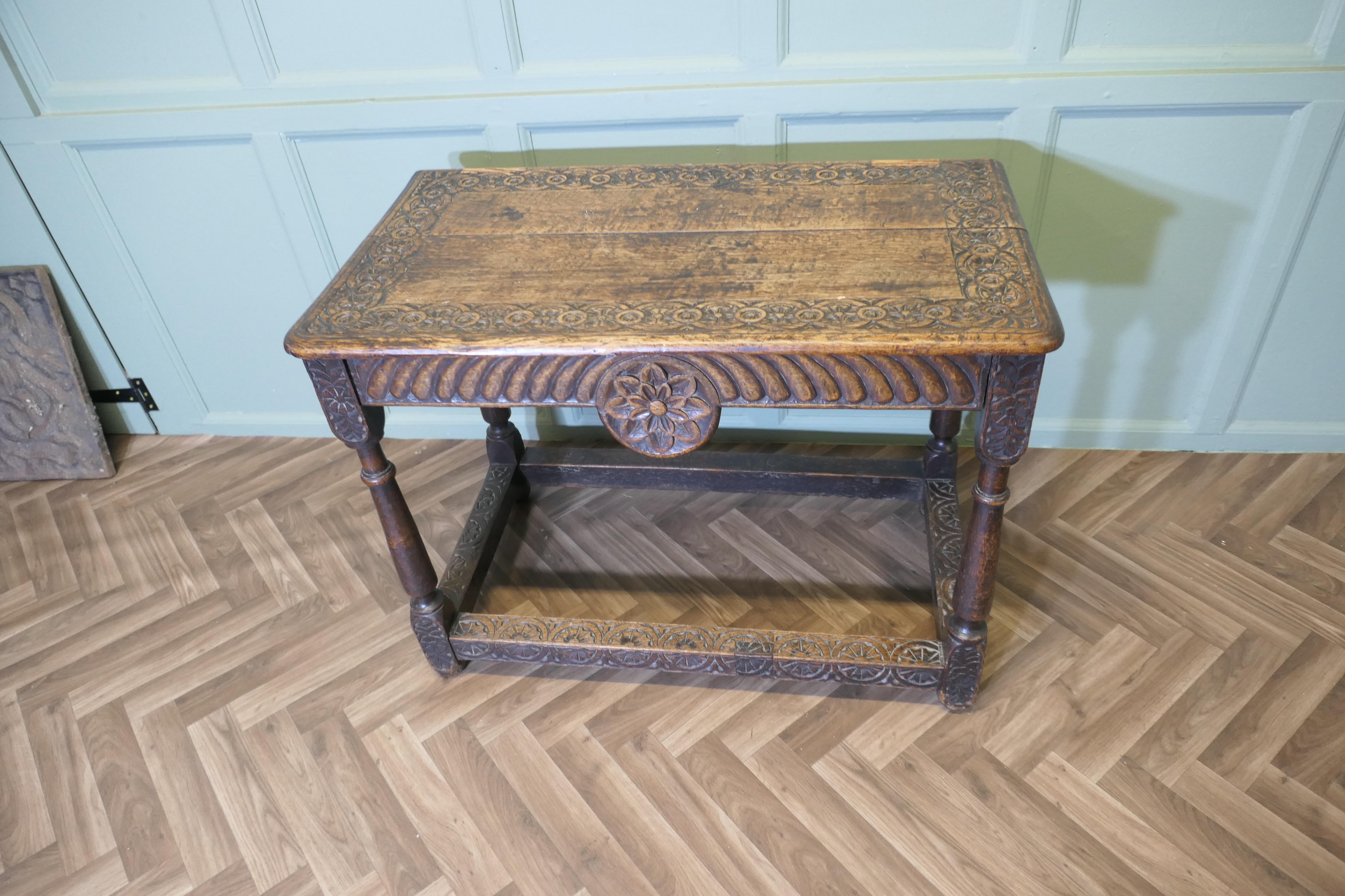 Celtic Carved Oak Occasional Table siglo XIX en venta