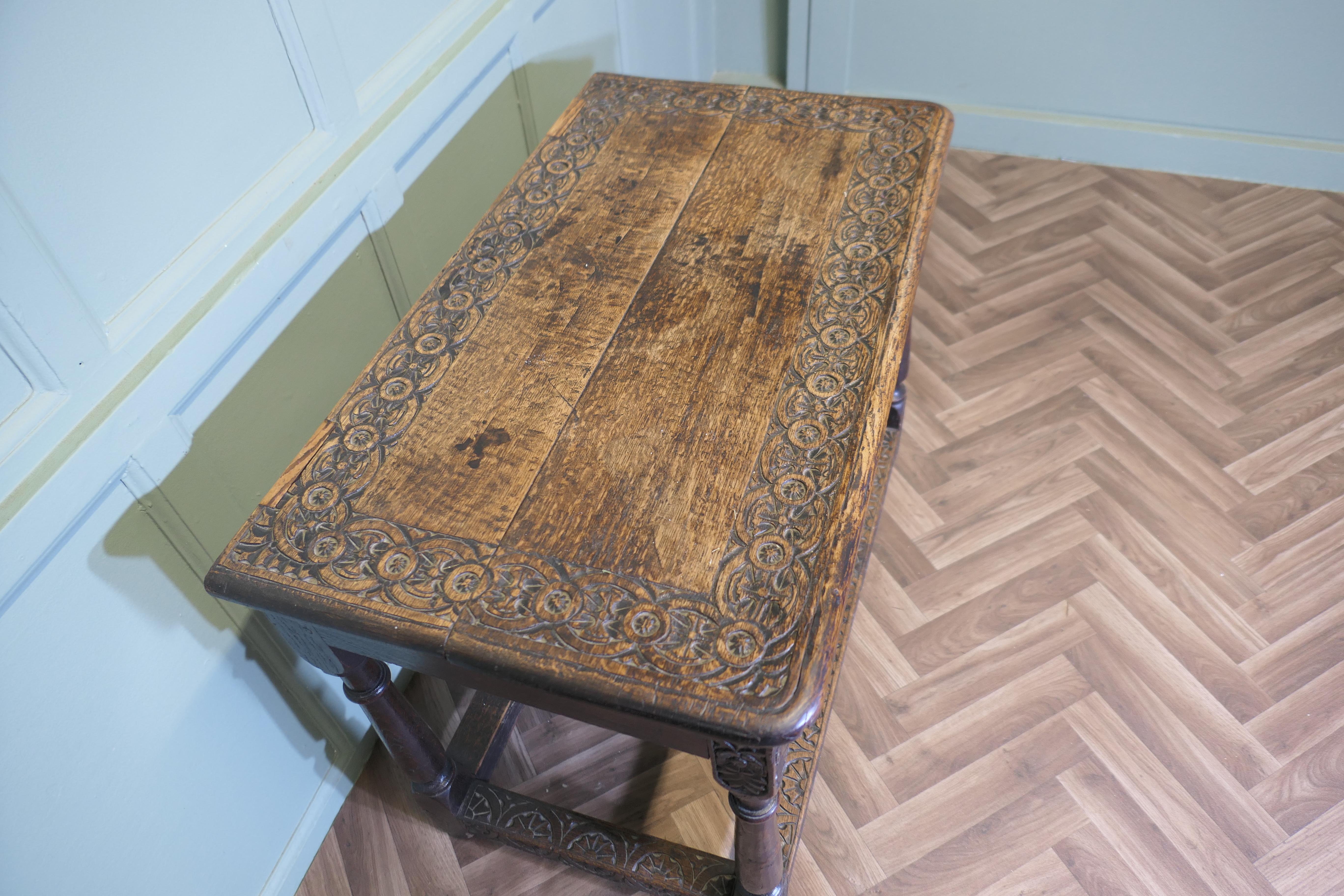 Celtic Carved Oak Occasional Table Roble en venta