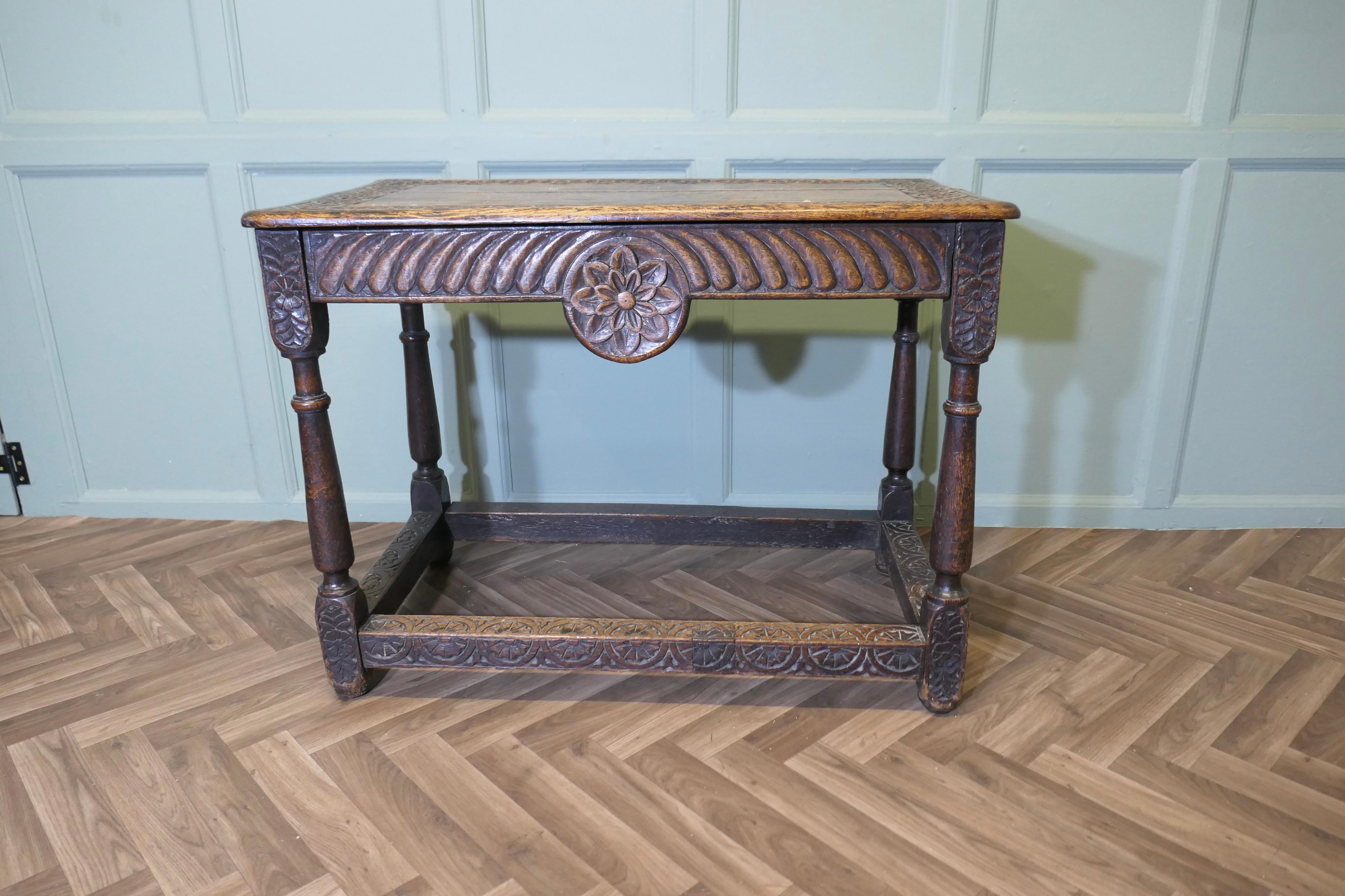 Celtic Carved Oak Occasional Table en venta 2
