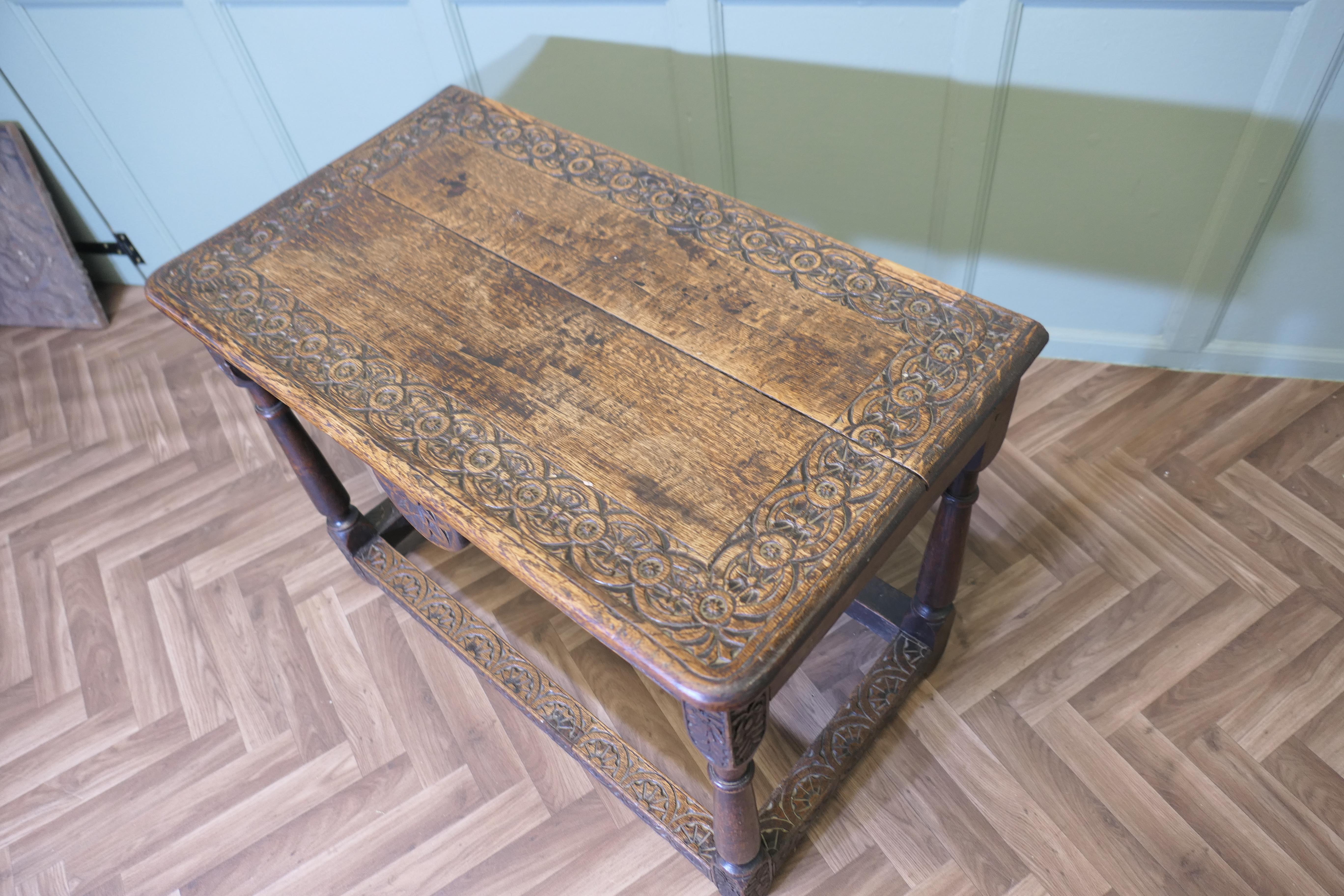 Celtic Carved Oak Occasional Table en venta 3