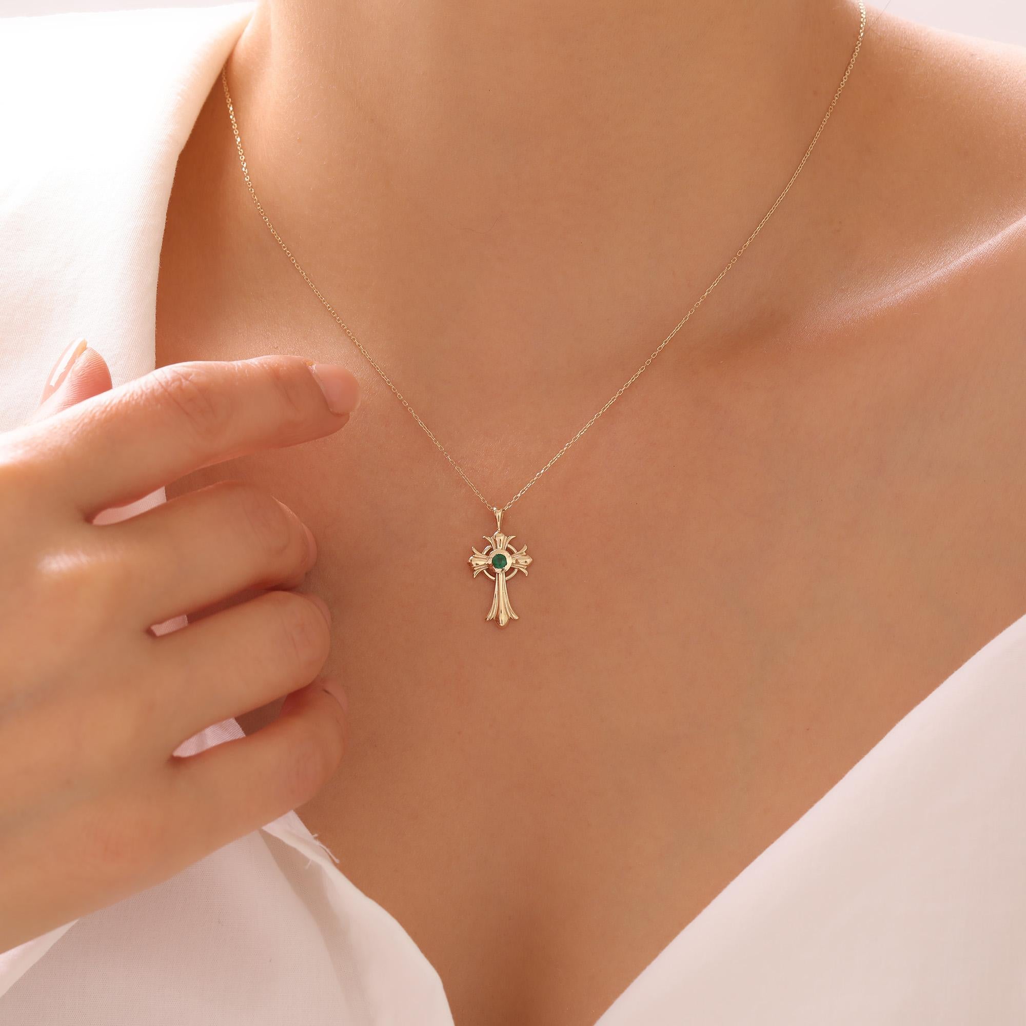 Taille ronde Collier d'émeraude à croix celtique en vente