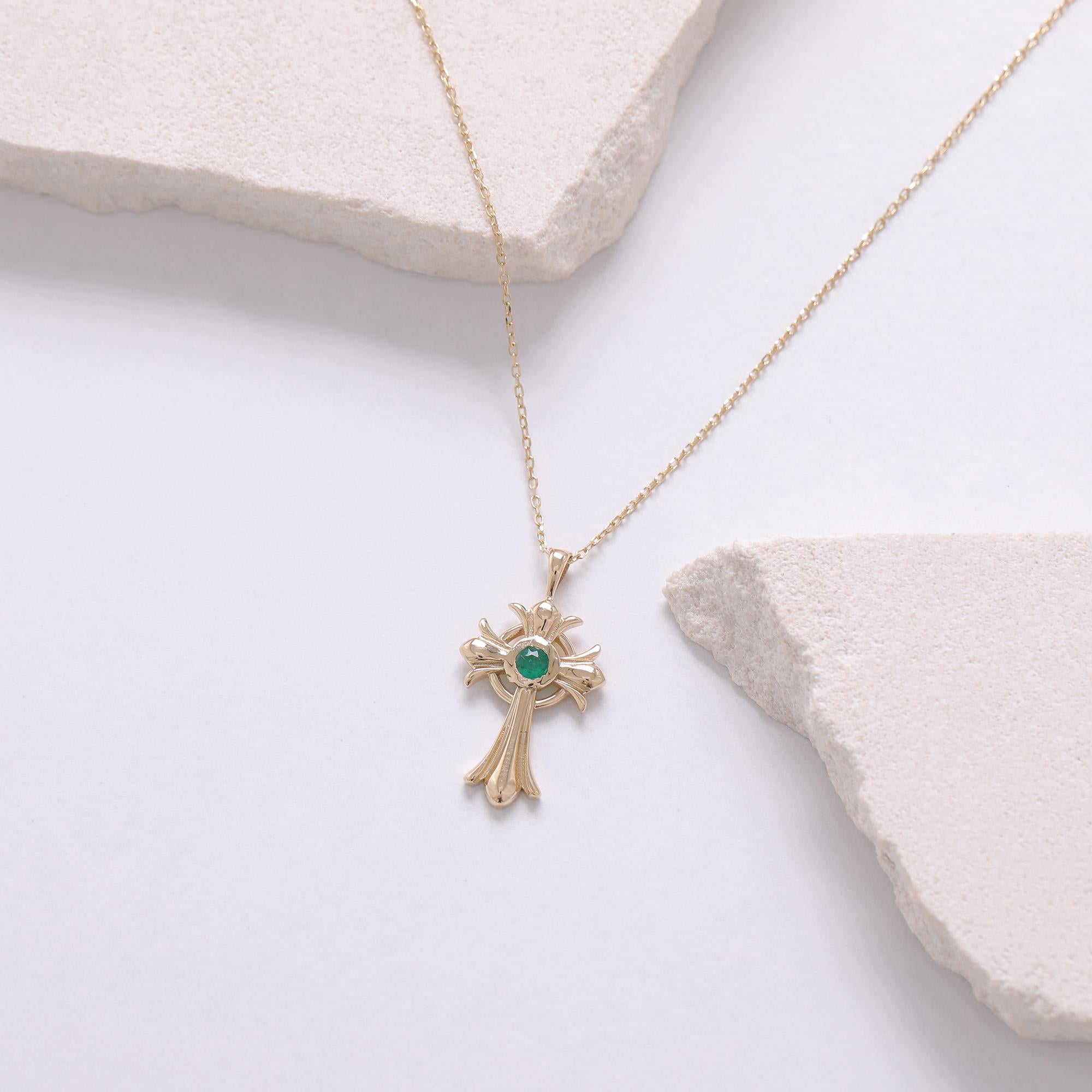 Collier d'émeraude à croix celtique Neuf - En vente à Fatih, 34